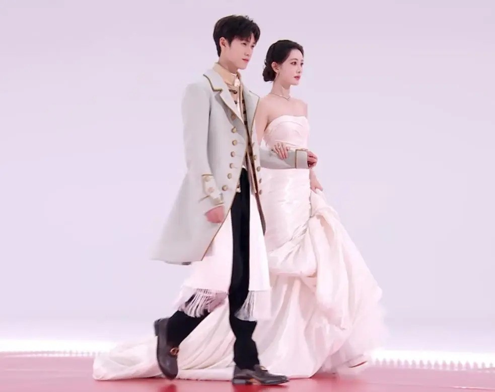 Cặp diễn vi&ecirc;n phim giờ v&agrave;ng lộ hint hẹn h&ograve; tr&ecirc;n s&oacute;ng trực tiếp, đồng nghiệp c&ocirc;ng khai đẩy thuyền- Ảnh 1.