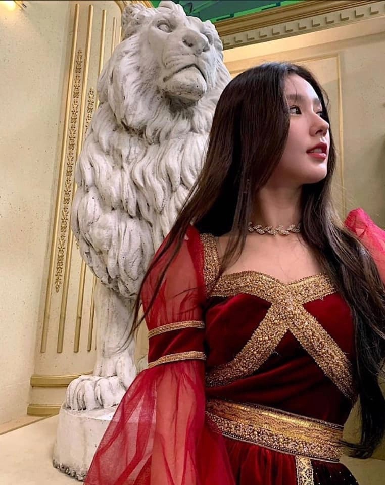 Tr&eacute;o ngoe: B&uacute;p b&ecirc; đẹp nhất showbiz được c&aacute;c nam sinh &ugrave;n &ugrave;n theo đuổi, c&ocirc; vừa đeo k&iacute;nh l&ecirc;n tất cả &ldquo;chạy mất d&eacute;p&rdquo;- Ảnh 4.