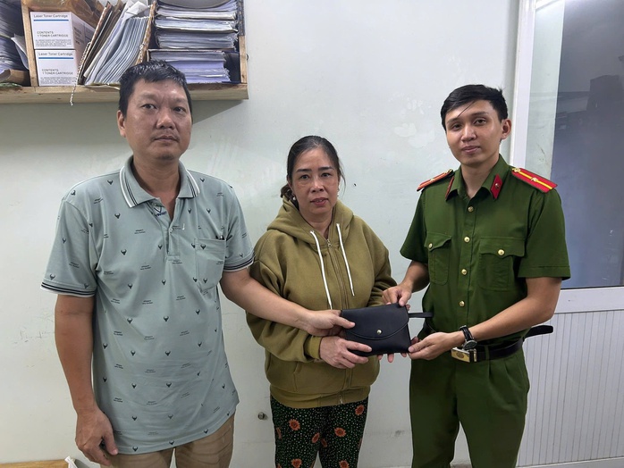 Nhặt được v&iacute; chứa v&agrave;ng ở TPHCM, người đ&agrave;n &ocirc;ng đem tới trụ sở c&ocirc;ng an - Ảnh 1.