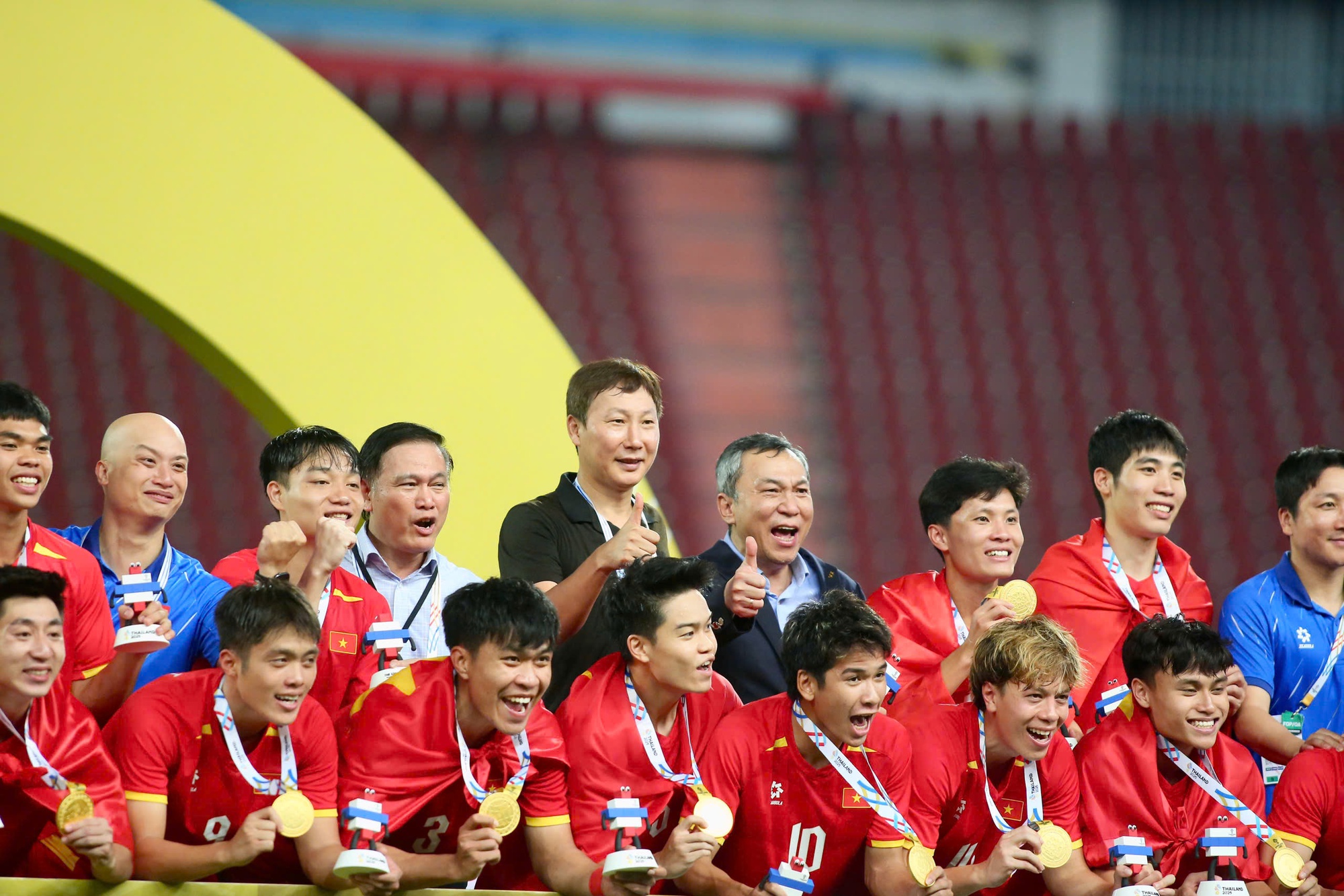 V&igrave; sao HLV Kim Sang-sik kh&ocirc;ng được trao HCV SEA Games 33?- Ảnh 1.