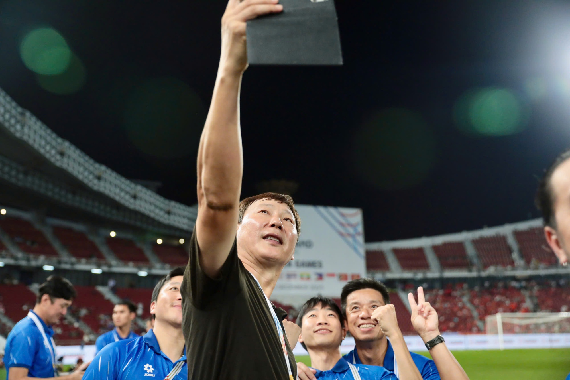 V&igrave; sao HLV Kim Sang-sik kh&ocirc;ng được trao HCV SEA Games 33?- Ảnh 3.