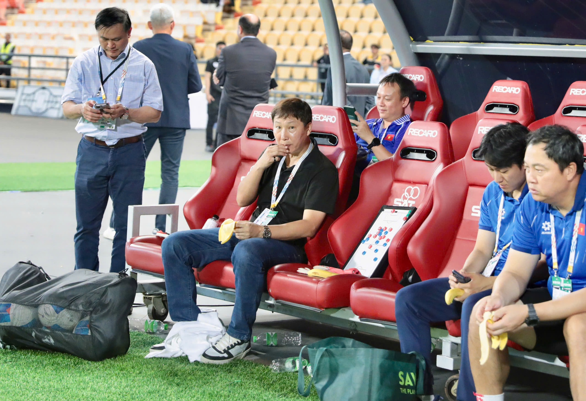 V&igrave; sao HLV Kim Sang-sik kh&ocirc;ng được trao HCV SEA Games 33?- Ảnh 2.