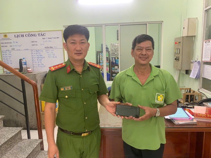 Nhặt được v&iacute; chứa v&agrave;ng ở TPHCM, người đ&agrave;n &ocirc;ng đem tới trụ sở c&ocirc;ng an - Ảnh 3.