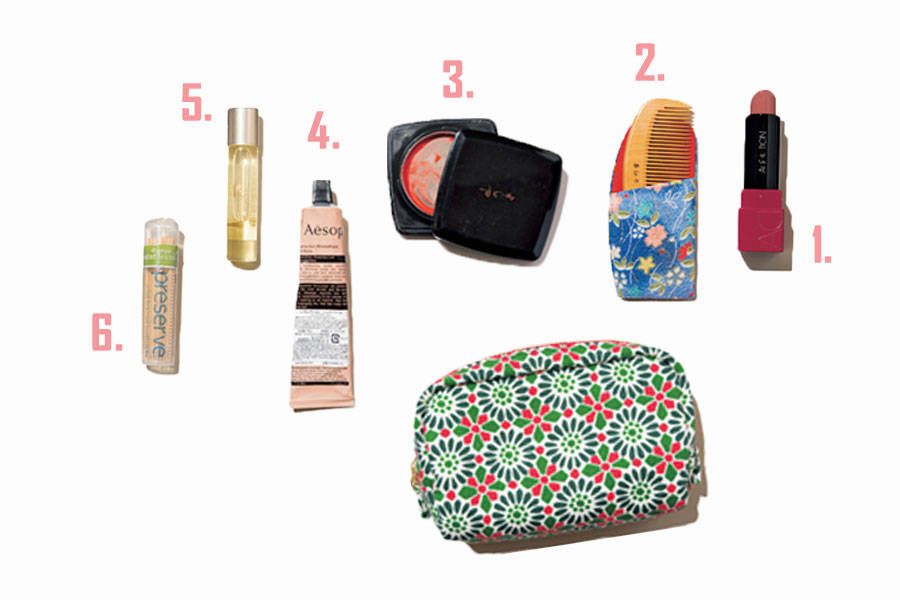 Phụ nữ 40+ n&ecirc;n bỏ 7 m&oacute;n n&agrave;y khỏi t&uacute;i x&aacute;ch - nhiều người đ&atilde; thử v&agrave; bất ngờ v&igrave; kết quả- Ảnh 4.