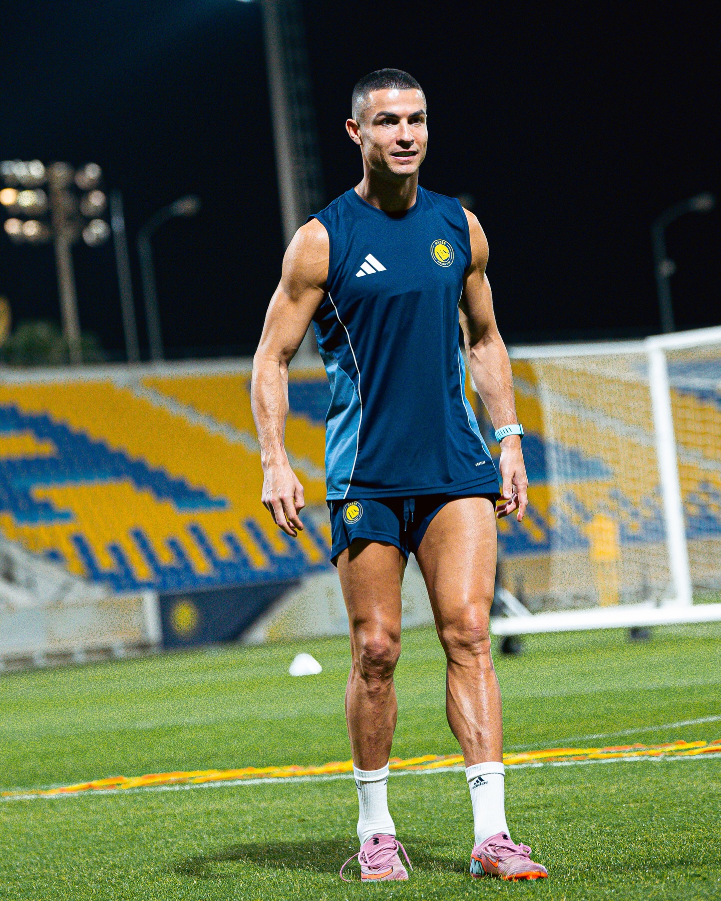 Kh&ocirc;ng tin được Ronaldo 40 tuổi body vẫn n&eacute;t căng cuồn cuộn như tạc tượng thế n&agrave;y- Ảnh 5.