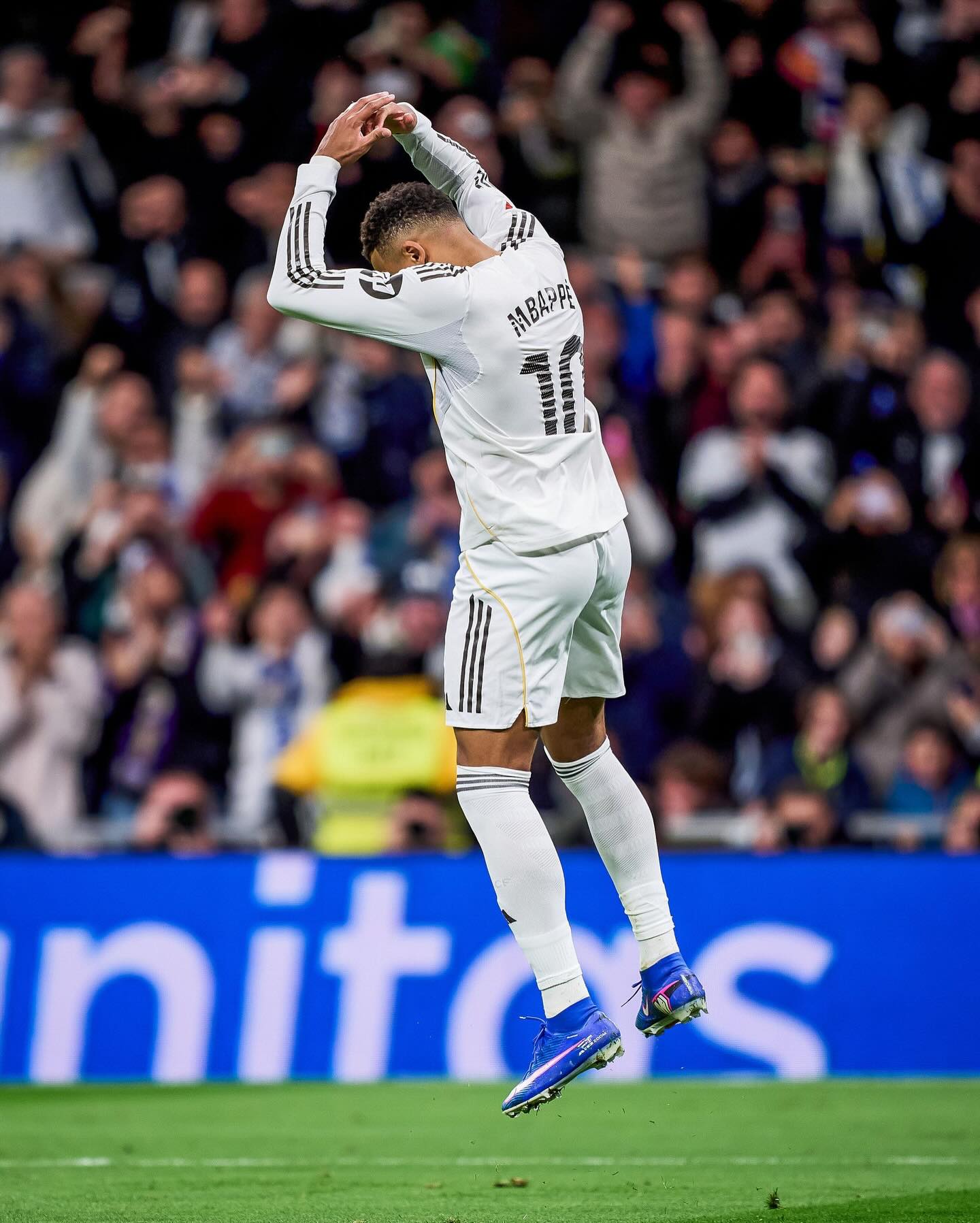 Mbappe ăn mừng kiểu 