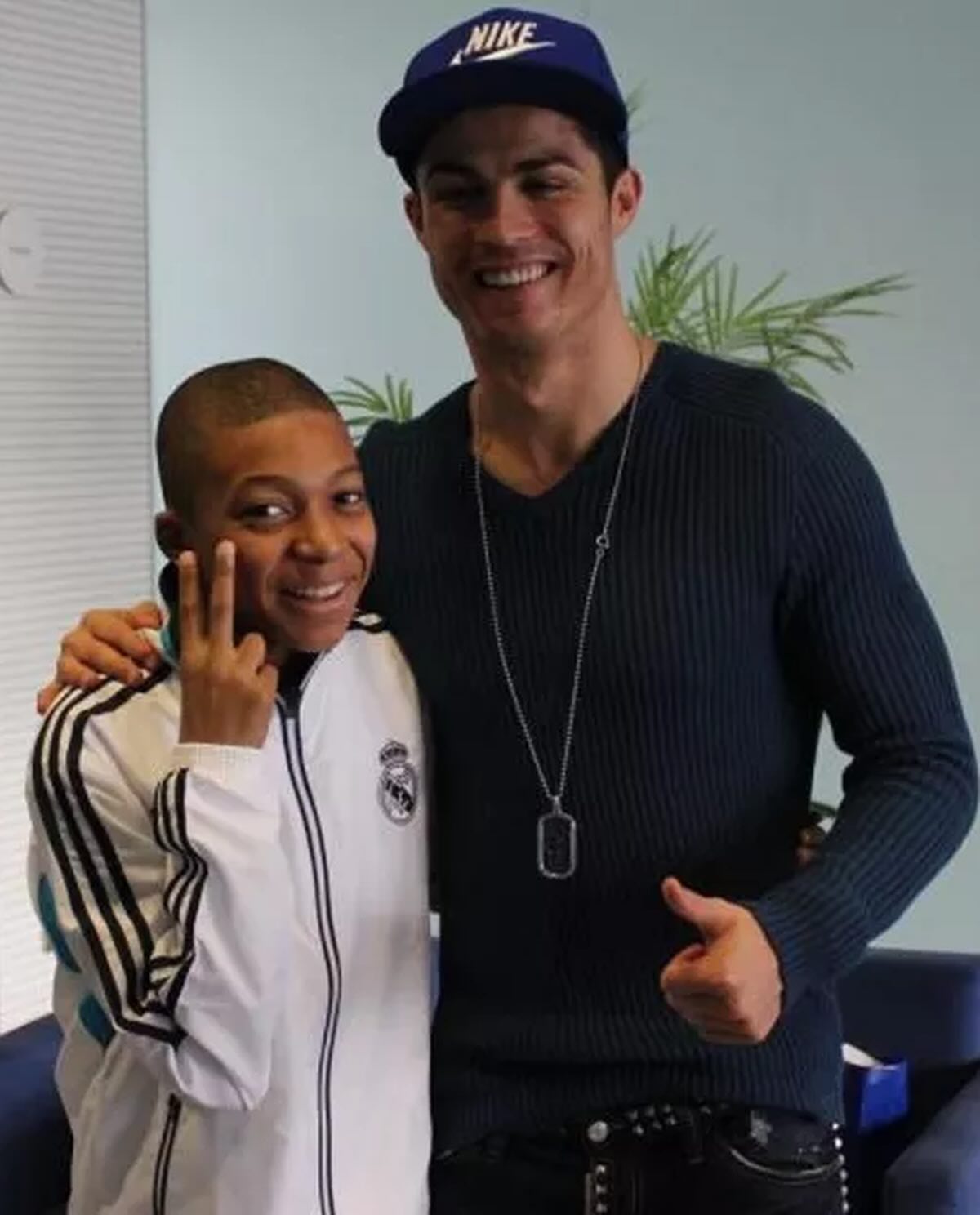 Mbappe ăn mừng kiểu 
