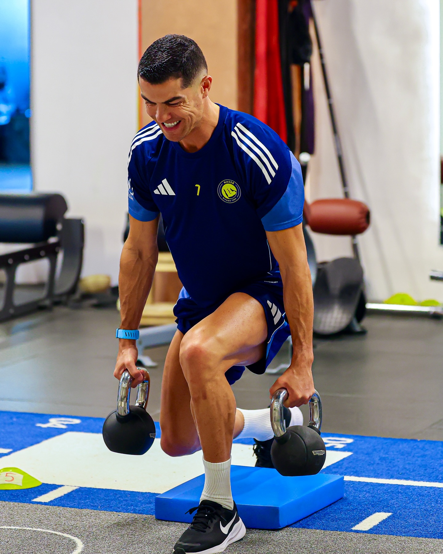 Kh&ocirc;ng tin được Ronaldo 40 tuổi body vẫn n&eacute;t căng cuồn cuộn như tạc tượng thế n&agrave;y- Ảnh 2.