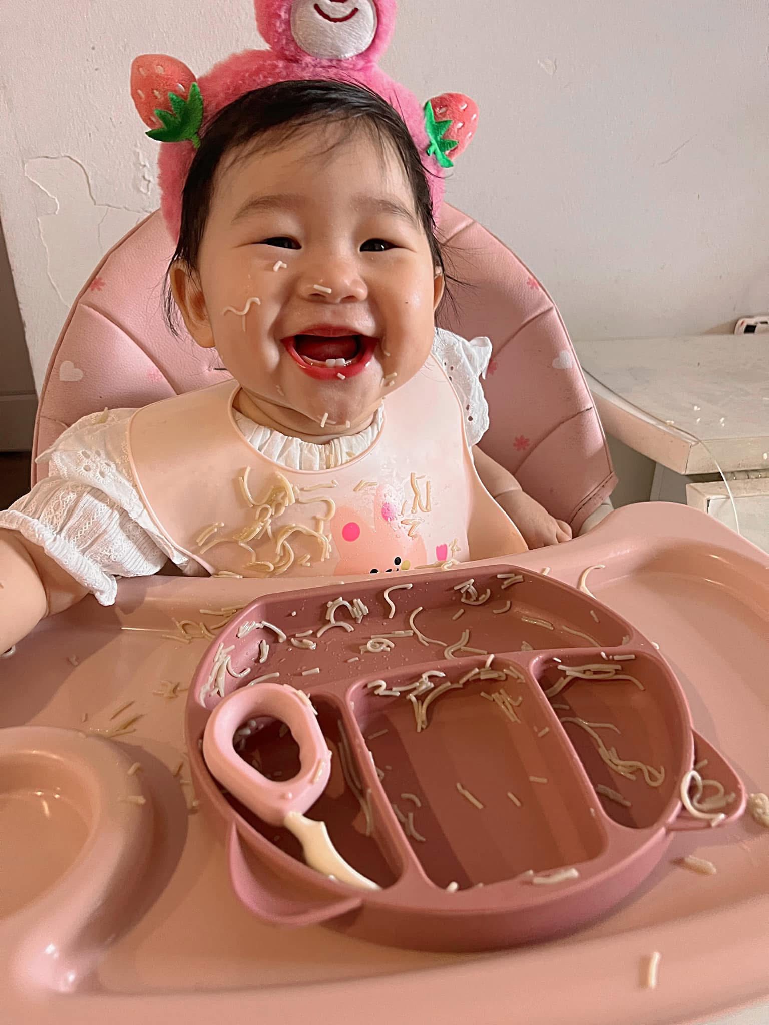 Mới 8 th&aacute;ng tuổi m&agrave; b&eacute; g&aacute;i n&agrave;y đ&atilde; sở hữu căn bếp full m&agrave;u hồng, hội mẹ bỉm xu&yacute;t xoa "c&ocirc;ng ch&uacute;a trong truyện cổ t&iacute;ch cũng chỉ đến thế l&agrave; c&ugrave;ng"- Ảnh 1.