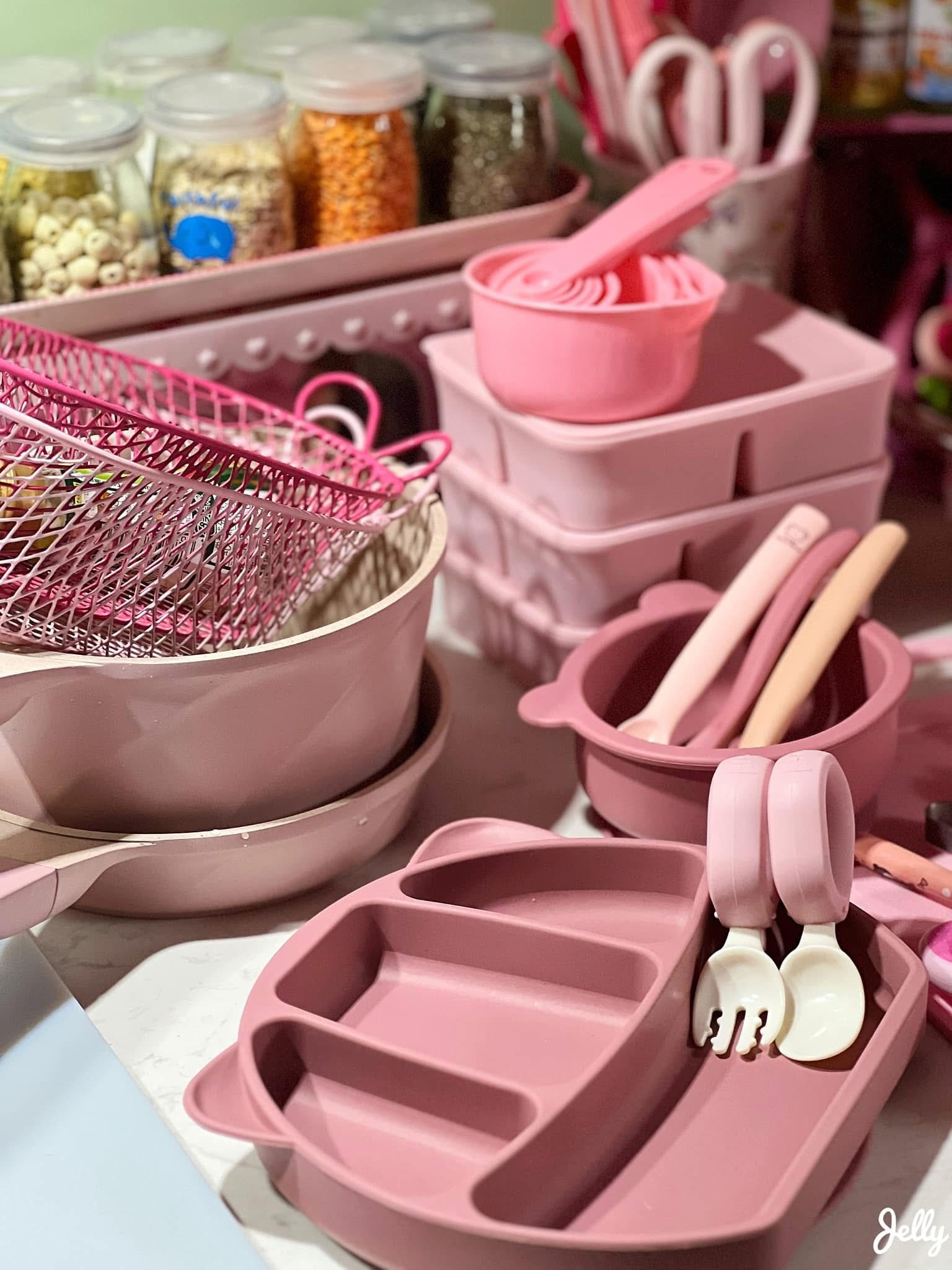 Mới 8 th&aacute;ng tuổi m&agrave; b&eacute; g&aacute;i n&agrave;y đ&atilde; sở hữu căn bếp full m&agrave;u hồng, hội mẹ bỉm xu&yacute;t xoa "c&ocirc;ng ch&uacute;a trong truyện cổ t&iacute;ch cũng chỉ đến thế l&agrave; c&ugrave;ng"- Ảnh 6.