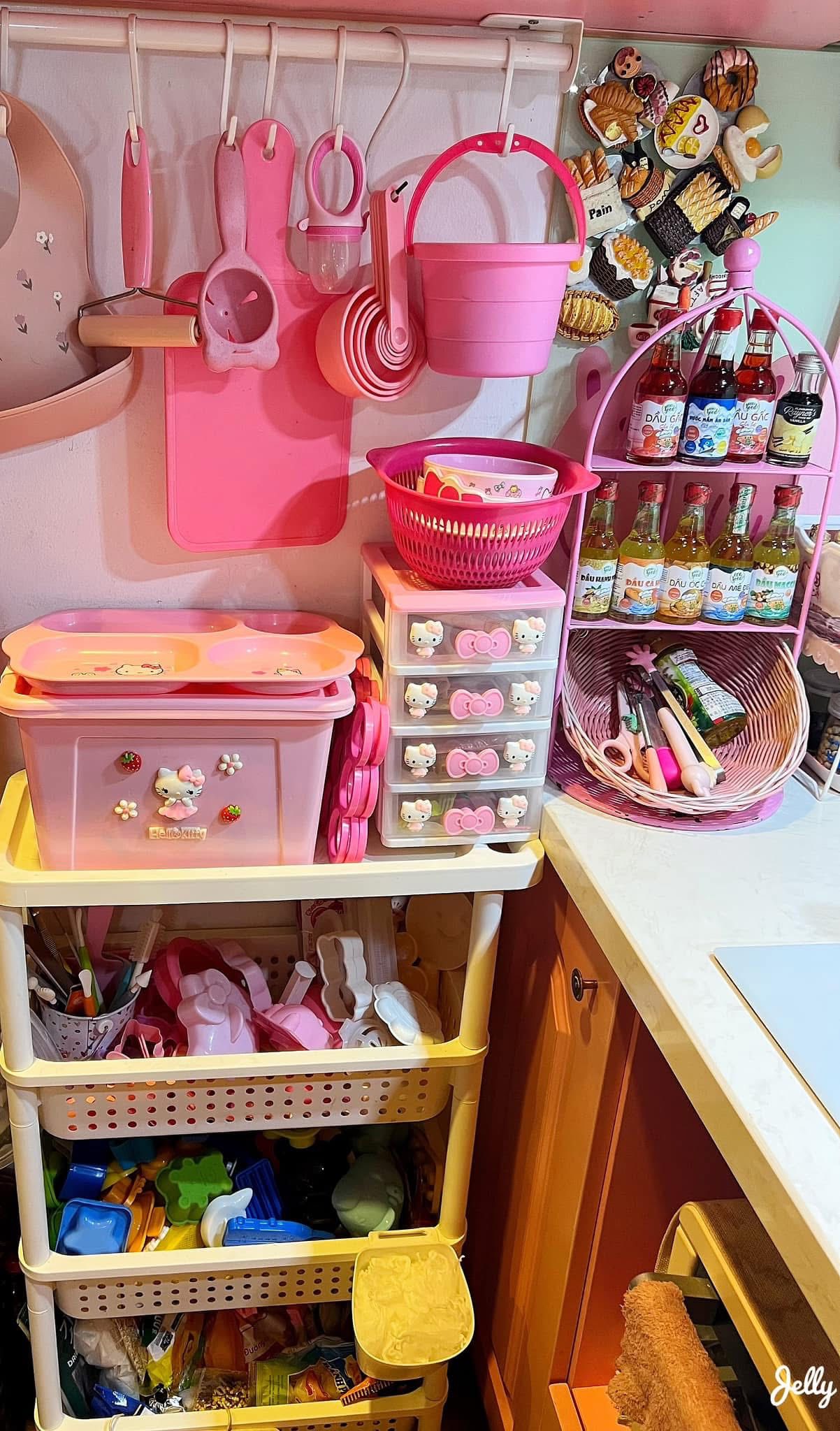 Mới 8 th&aacute;ng tuổi m&agrave; b&eacute; g&aacute;i n&agrave;y đ&atilde; sở hữu căn bếp full m&agrave;u hồng, hội mẹ bỉm xu&yacute;t xoa "c&ocirc;ng ch&uacute;a trong truyện cổ t&iacute;ch cũng chỉ đến thế l&agrave; c&ugrave;ng"- Ảnh 5.