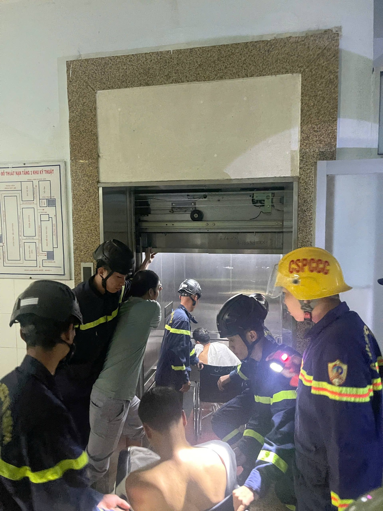 C&ocirc;ng an Đ&agrave; Nẵng cứu 3 người kẹt trong thang m&aacute;y BV đa khoa Quảng Nam- Ảnh 2.