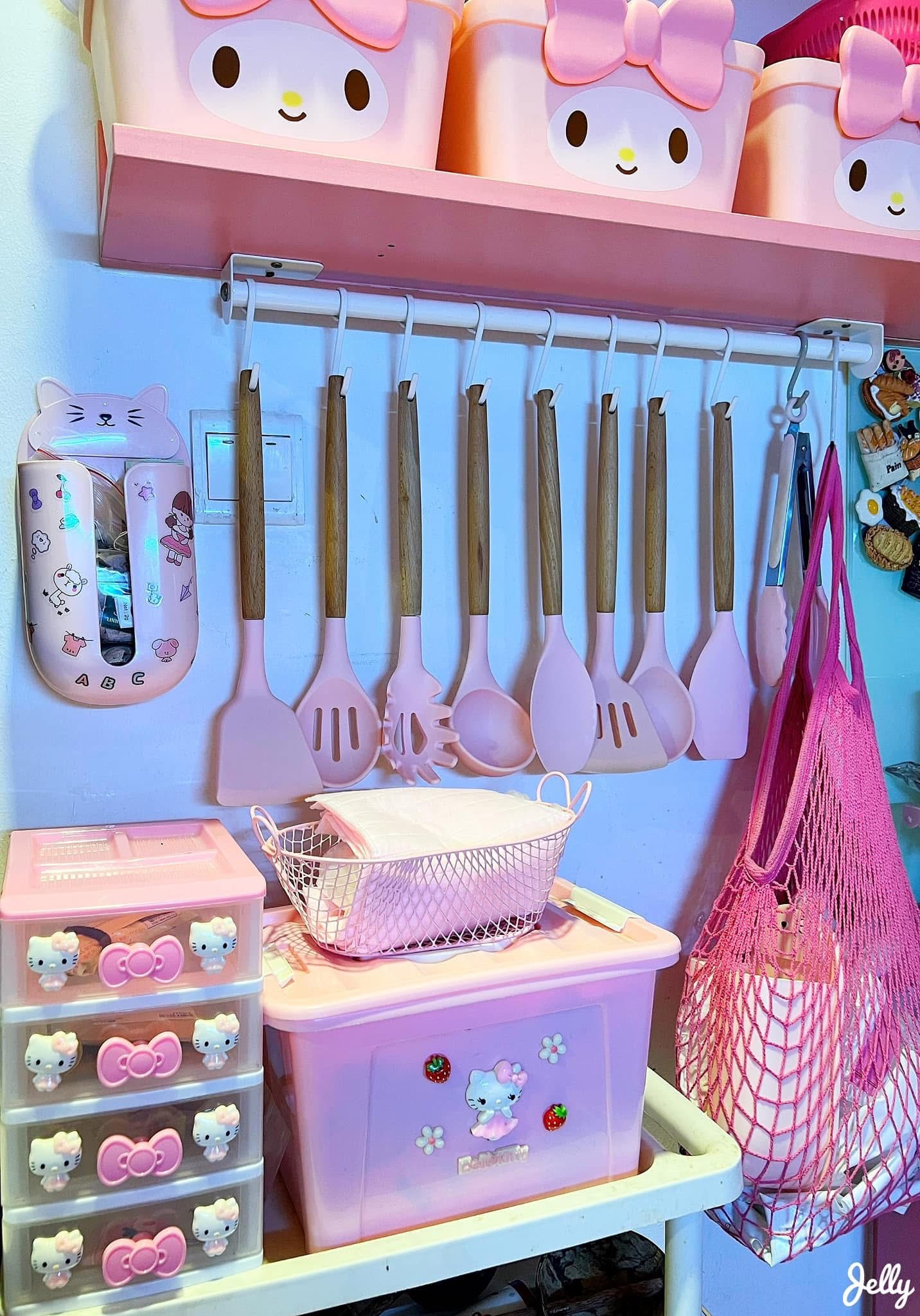 Mới 8 th&aacute;ng tuổi m&agrave; b&eacute; g&aacute;i n&agrave;y đ&atilde; sở hữu căn bếp full m&agrave;u hồng, hội mẹ bỉm xu&yacute;t xoa "c&ocirc;ng ch&uacute;a trong truyện cổ t&iacute;ch cũng chỉ đến thế l&agrave; c&ugrave;ng"- Ảnh 13.