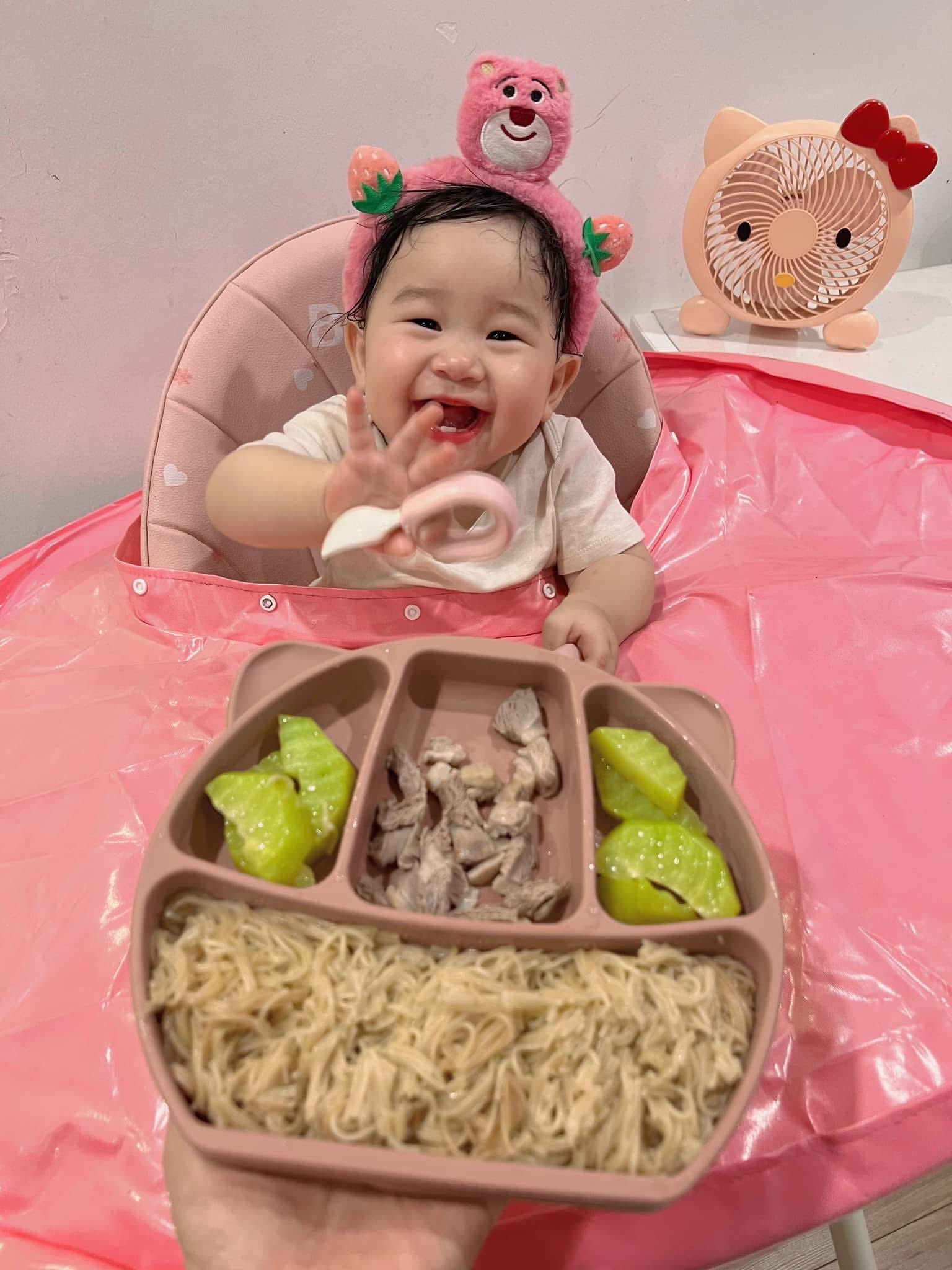 Mới 8 th&aacute;ng tuổi m&agrave; b&eacute; g&aacute;i n&agrave;y đ&atilde; sở hữu căn bếp full m&agrave;u hồng, hội mẹ bỉm xu&yacute;t xoa "c&ocirc;ng ch&uacute;a trong truyện cổ t&iacute;ch cũng chỉ đến thế l&agrave; c&ugrave;ng"- Ảnh 2.