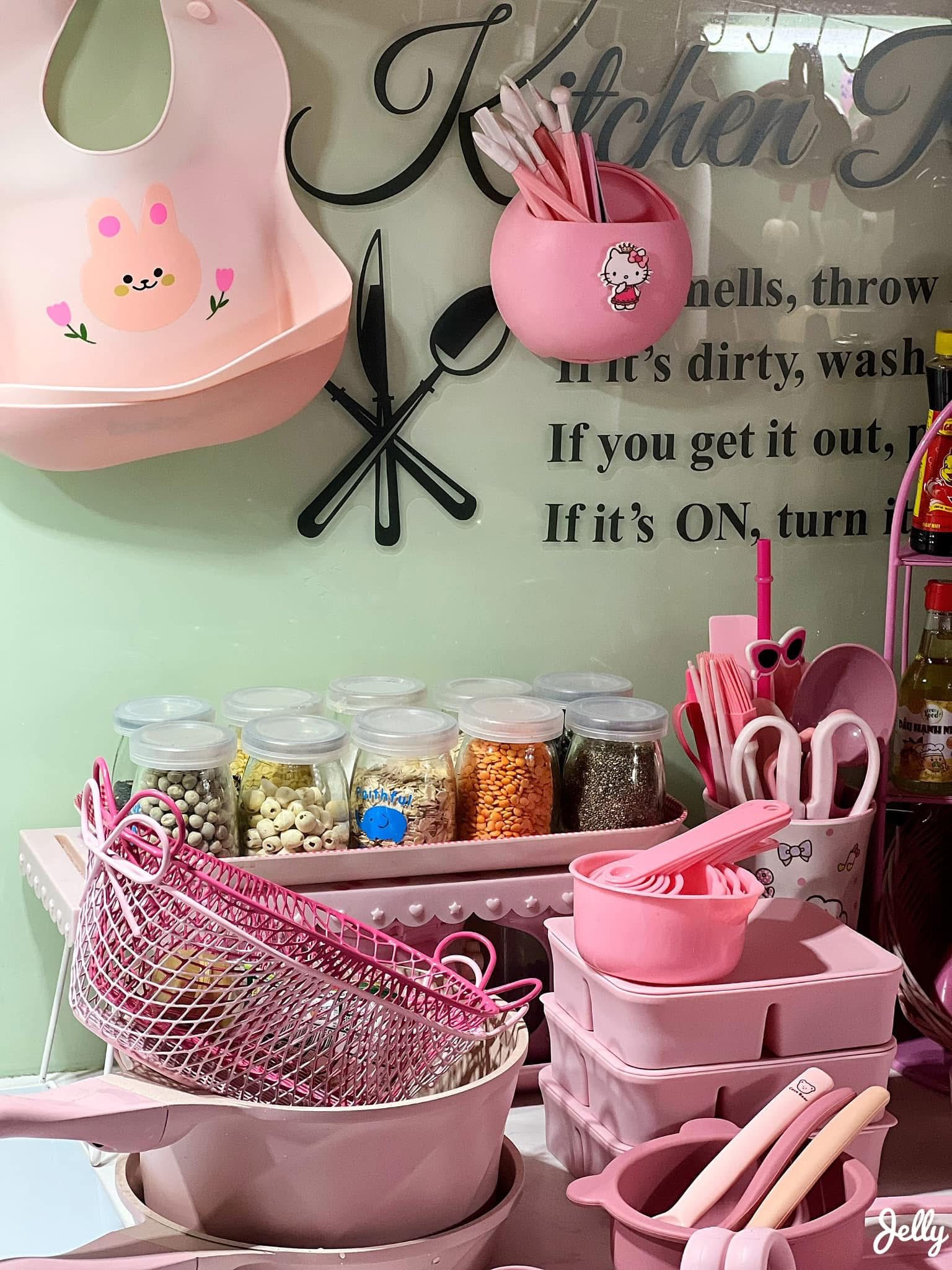 Mới 8 th&aacute;ng tuổi m&agrave; b&eacute; g&aacute;i n&agrave;y đ&atilde; sở hữu căn bếp full m&agrave;u hồng, hội mẹ bỉm xu&yacute;t xoa "c&ocirc;ng ch&uacute;a trong truyện cổ t&iacute;ch cũng chỉ đến thế l&agrave; c&ugrave;ng"- Ảnh 8.