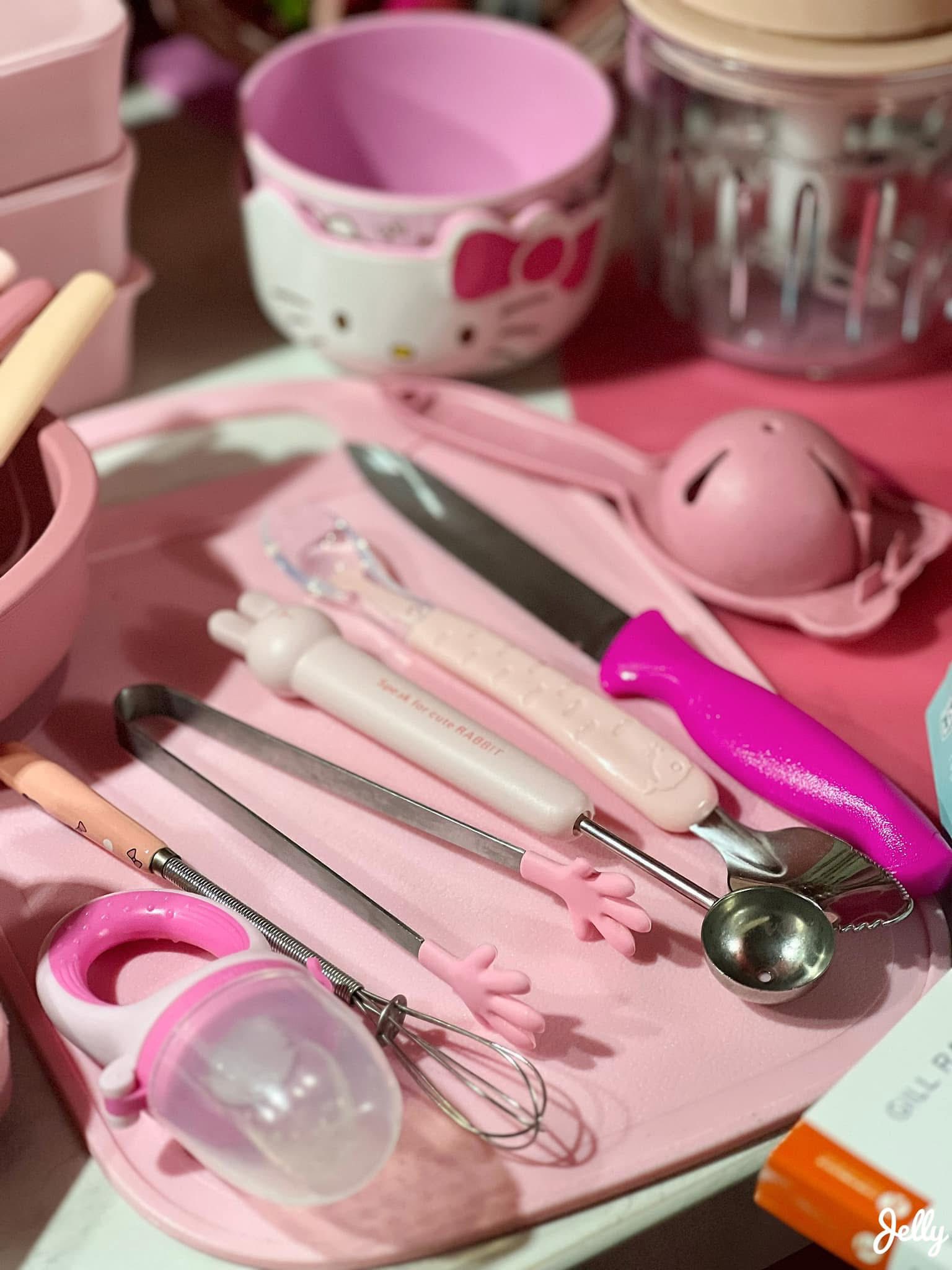 Mới 8 th&aacute;ng tuổi m&agrave; b&eacute; g&aacute;i n&agrave;y đ&atilde; sở hữu căn bếp full m&agrave;u hồng, hội mẹ bỉm xu&yacute;t xoa "c&ocirc;ng ch&uacute;a trong truyện cổ t&iacute;ch cũng chỉ đến thế l&agrave; c&ugrave;ng"- Ảnh 7.