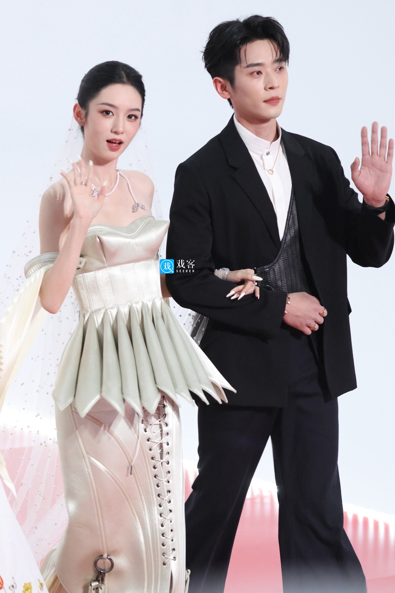 G&aacute;i đẹp Cbiz đều ở đ&acirc;y: Triệu Lộ Tư hở bạo so đọ Bạch Lộc, mỹ nữ diện đồ brand Việt 