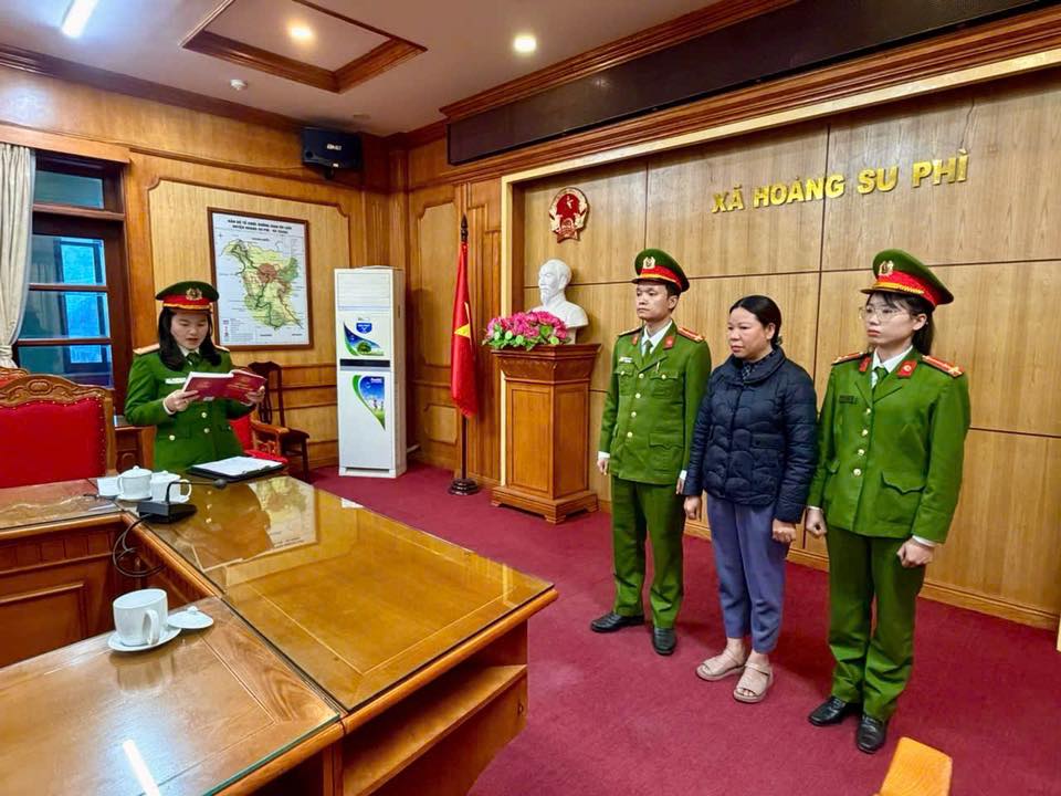 Khám xét chỗ ở, nơi làm việc của nguyên Phó Chủ tịch thị trấn La Thị Thanh- Ảnh 1. Khám xét chỗ ở, nơi làm việc của nguyên Phó Chủ tịch thị trấn La Thị Thanh- Ảnh 1.