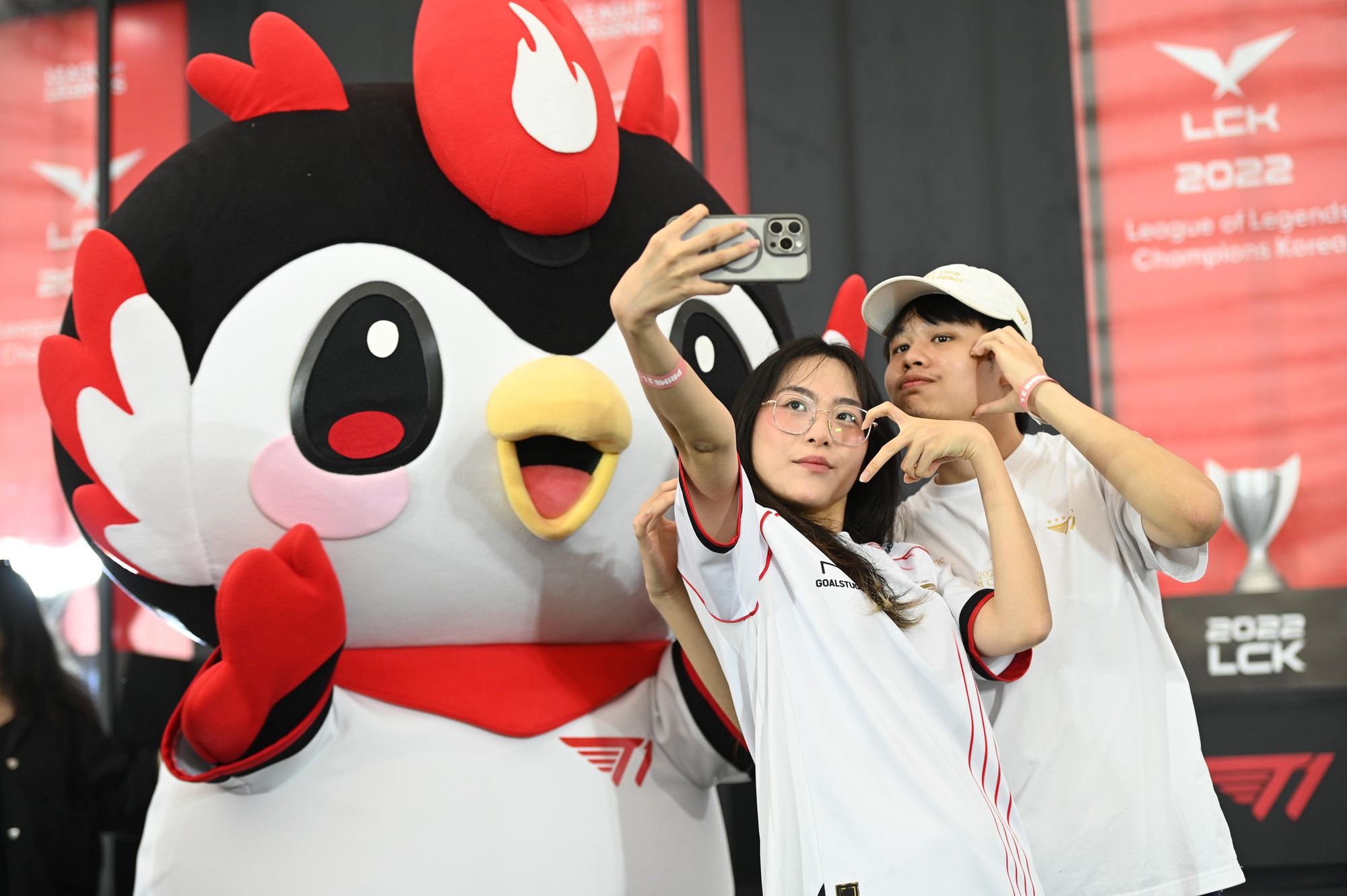 G&aacute;i xinh "T&ecirc; Con" chiếm s&oacute;ng sự kiện T1 đến Việt Nam: C&oacute; cả fan nữ mặc v&aacute;y cưới đu idol- Ảnh 15.