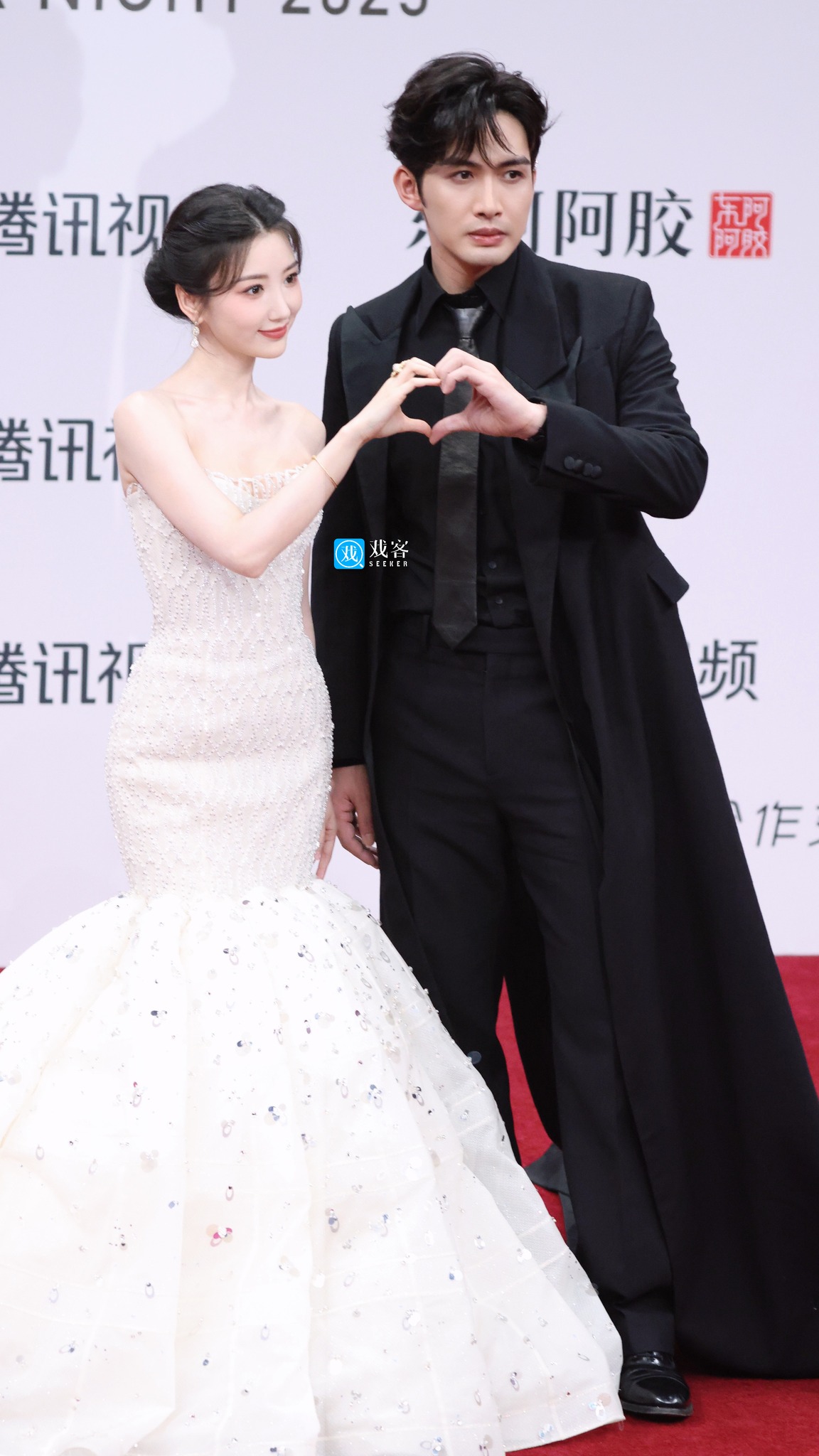 G&aacute;i đẹp Cbiz đều ở đ&acirc;y: Triệu Lộ Tư hở bạo so đọ Bạch Lộc, mỹ nữ diện đồ brand Việt 