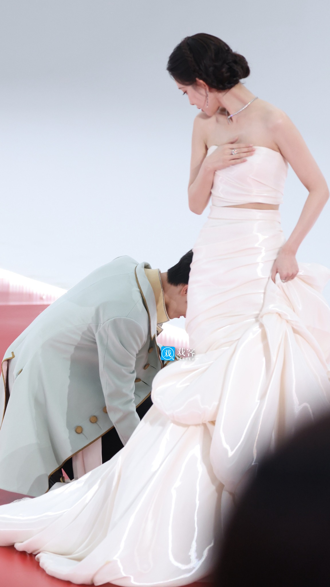 G&aacute;i đẹp Cbiz đều ở đ&acirc;y: Triệu Lộ Tư hở bạo so đọ Bạch Lộc, mỹ nữ diện đồ brand Việt 