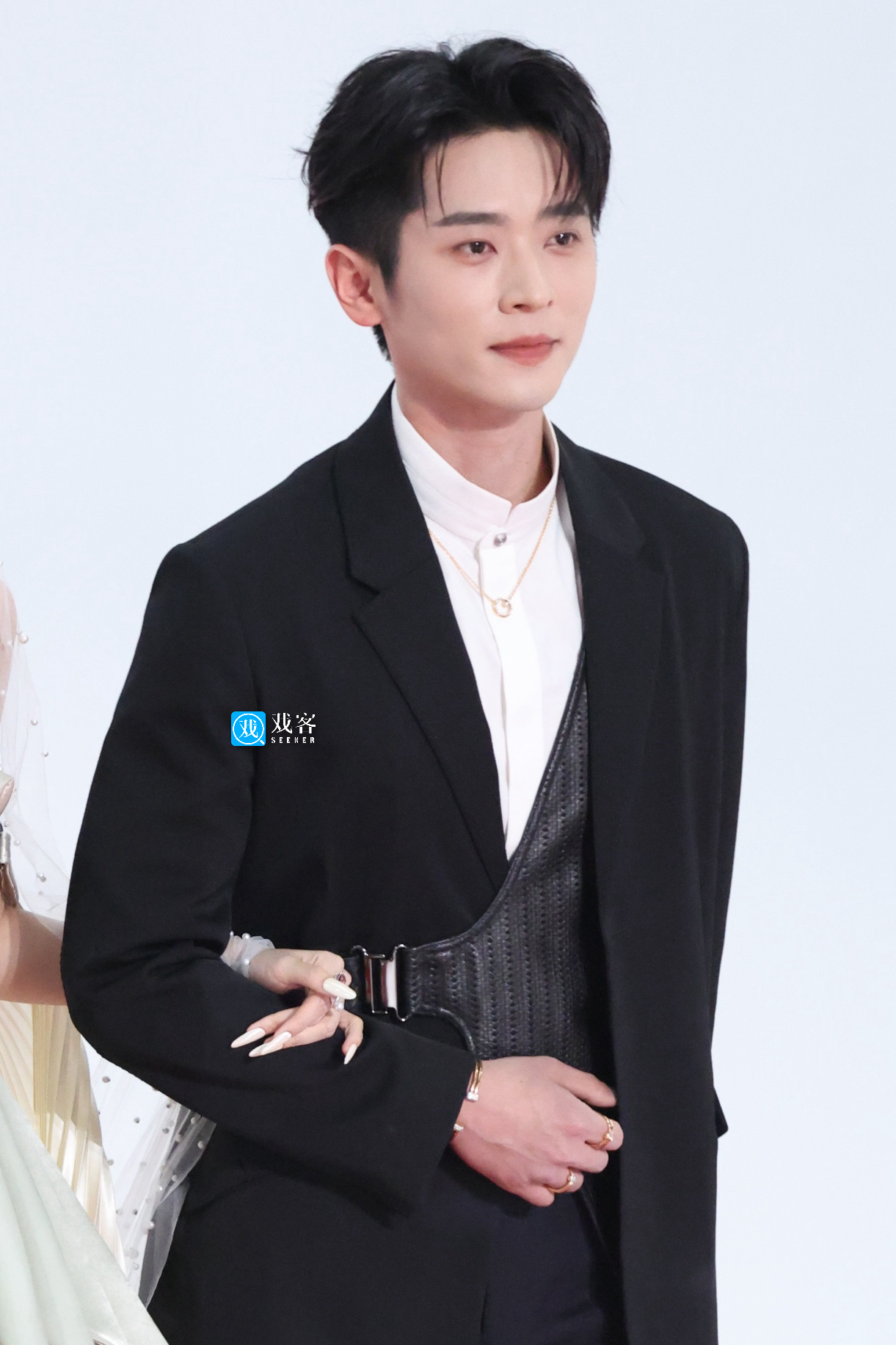 G&aacute;i đẹp Cbiz đều ở đ&acirc;y: Triệu Lộ Tư hở bạo so đọ Bạch Lộc, mỹ nữ diện đồ brand Việt 