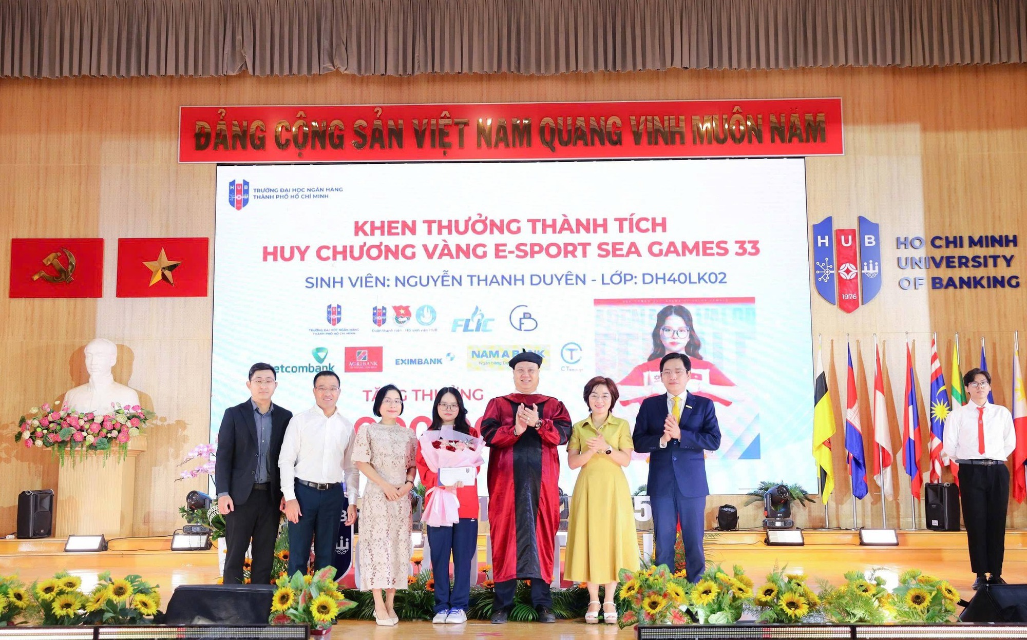 O&aacute;ch nhất giảng đường: Nữ game thủ gi&agrave;nh HCV SEA Games trở về trường học, nhận thưởng trăm triệu c&ugrave;ng iPhone 17 Pro Max- Ảnh 1.