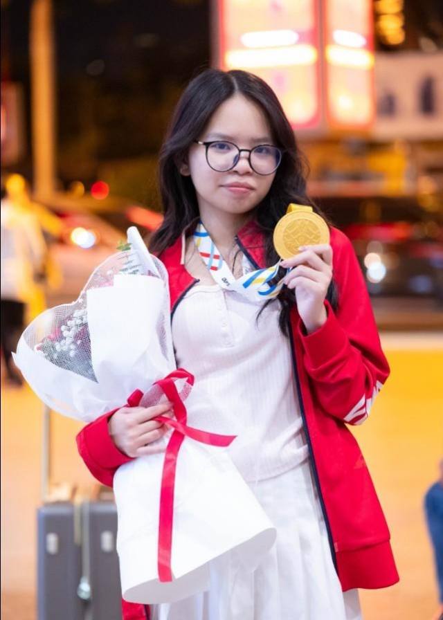 O&aacute;ch nhất giảng đường: Nữ game thủ gi&agrave;nh HCV SEA Games trở về trường học, nhận thưởng trăm triệu c&ugrave;ng iPhone 17 Pro Max- Ảnh 2.