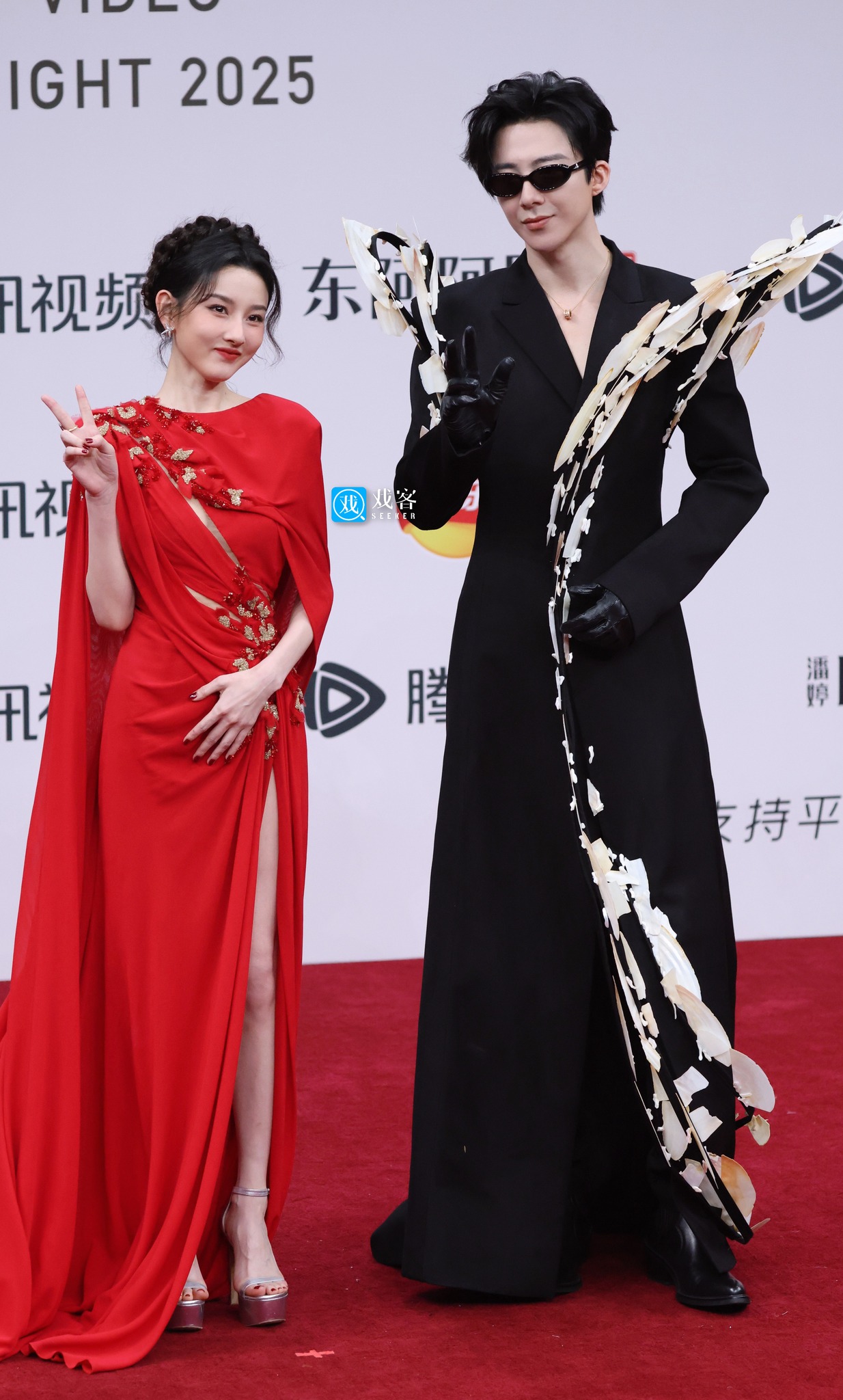 G&aacute;i đẹp Cbiz đều ở đ&acirc;y: Triệu Lộ Tư hở bạo so đọ Bạch Lộc, mỹ nữ diện đồ brand Việt 