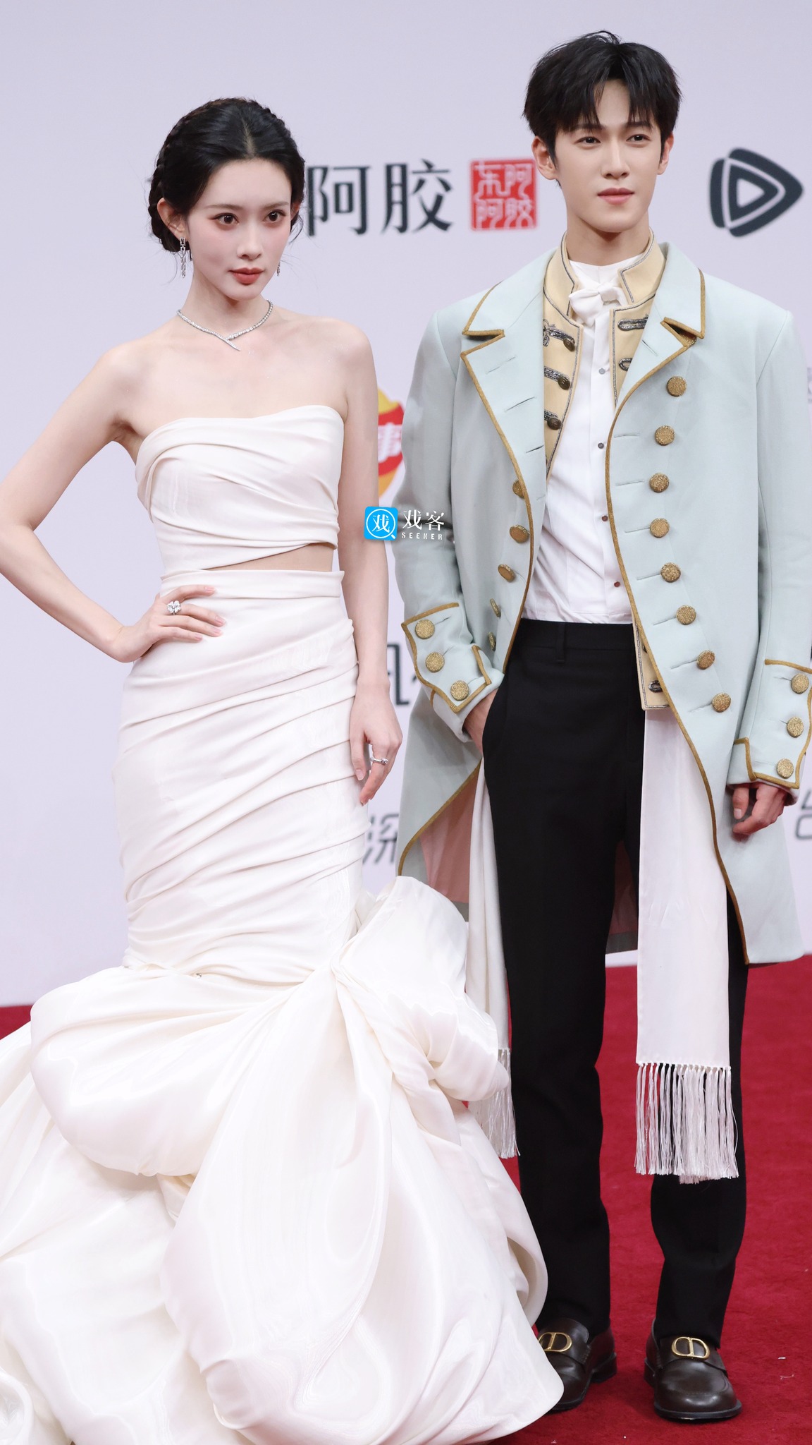 G&aacute;i đẹp Cbiz đều ở đ&acirc;y: Triệu Lộ Tư hở bạo so đọ Bạch Lộc, mỹ nữ diện đồ brand Việt 