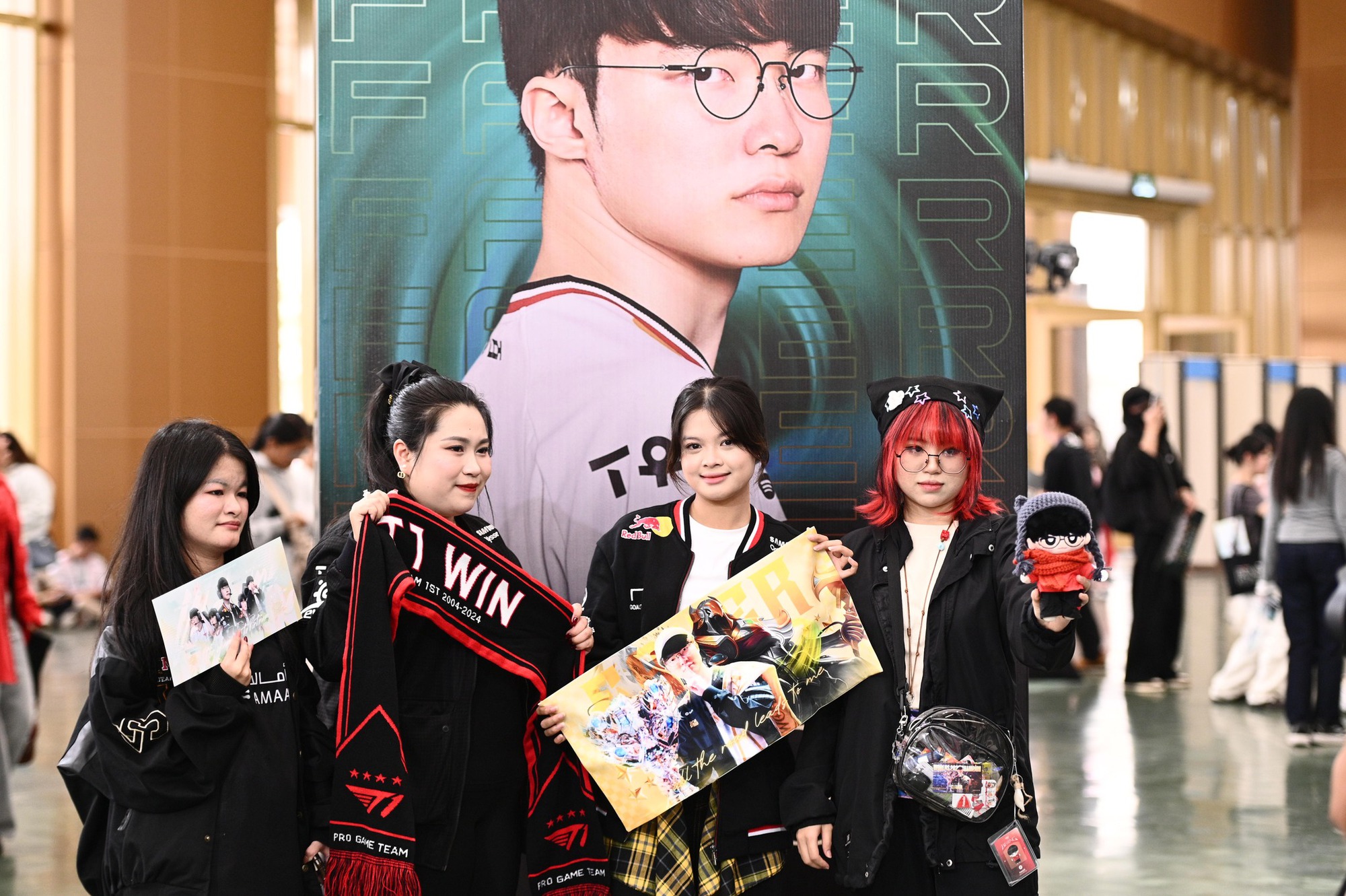 G&aacute;i xinh "T&ecirc; Con" chiếm s&oacute;ng sự kiện T1 đến Việt Nam: C&oacute; cả fan nữ mặc v&aacute;y cưới đu idol- Ảnh 12.