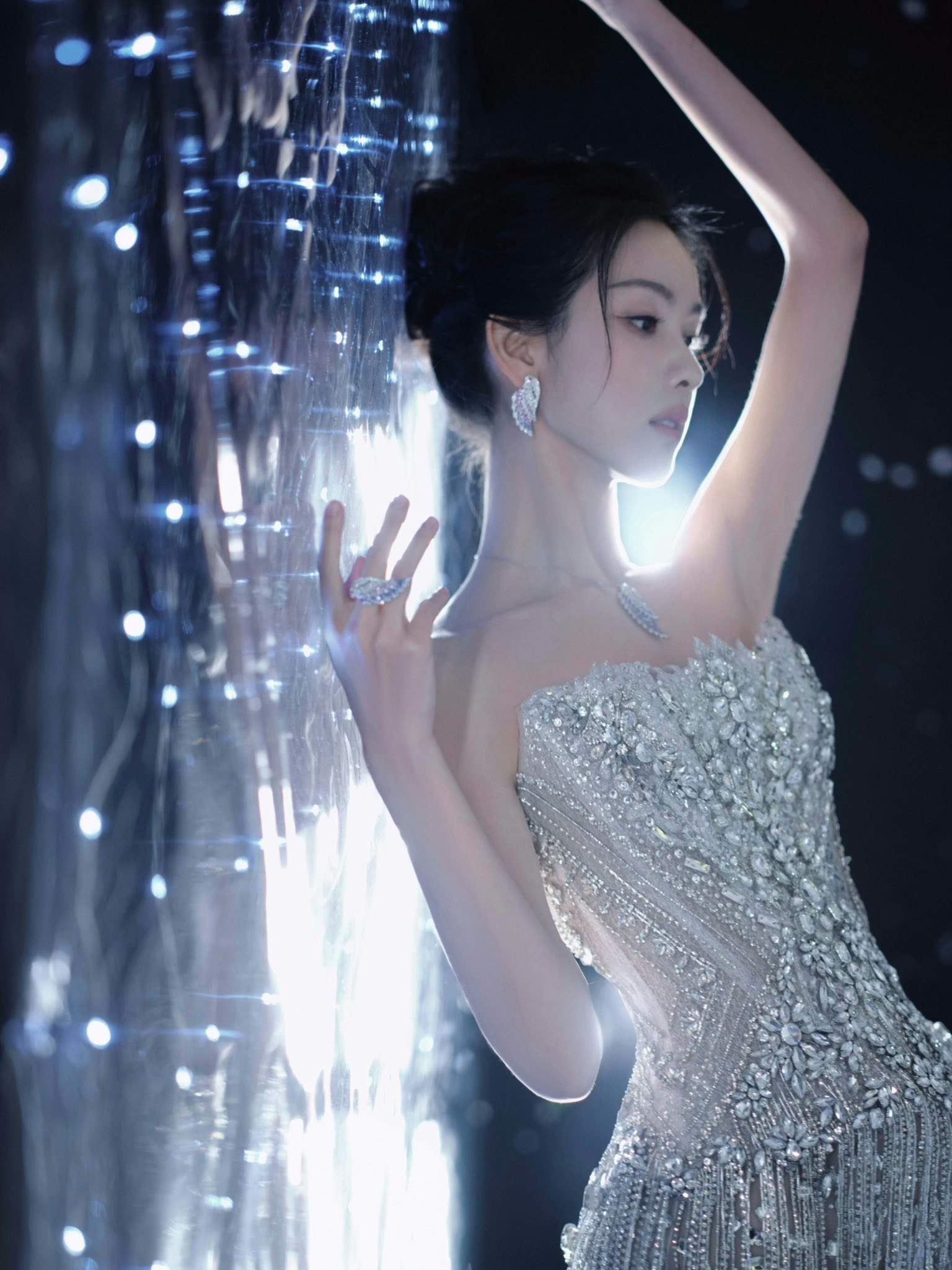 Nữ thần sắc đẹp đang viral khắp Trung Quốc: Diện đồ của NTK Việt, nhan sắc vạn vật đều thua- Ảnh 4.