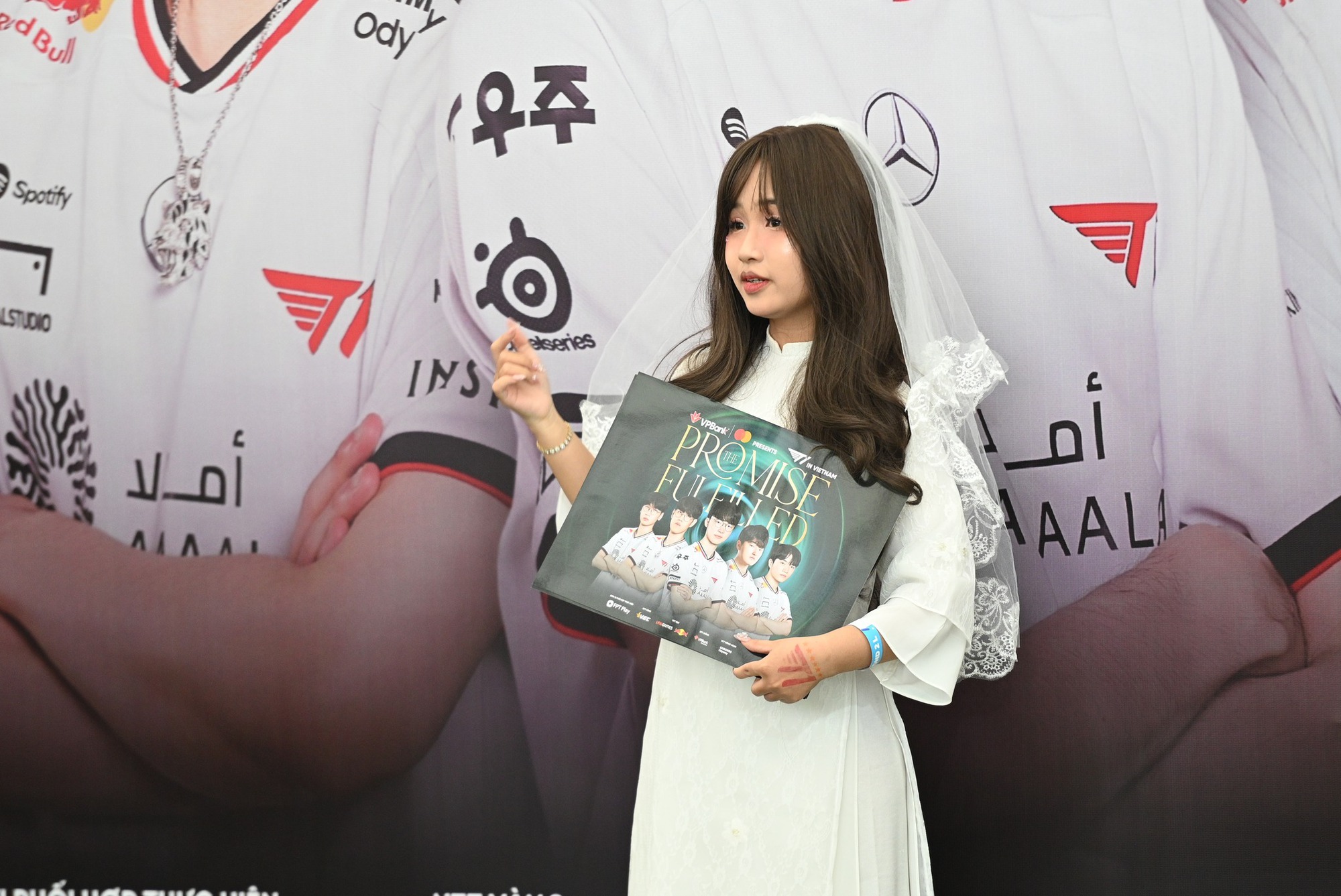 G&aacute;i xinh "T&ecirc; Con" chiếm s&oacute;ng sự kiện T1 đến Việt Nam: C&oacute; cả fan nữ mặc v&aacute;y cưới đu idol- Ảnh 6.