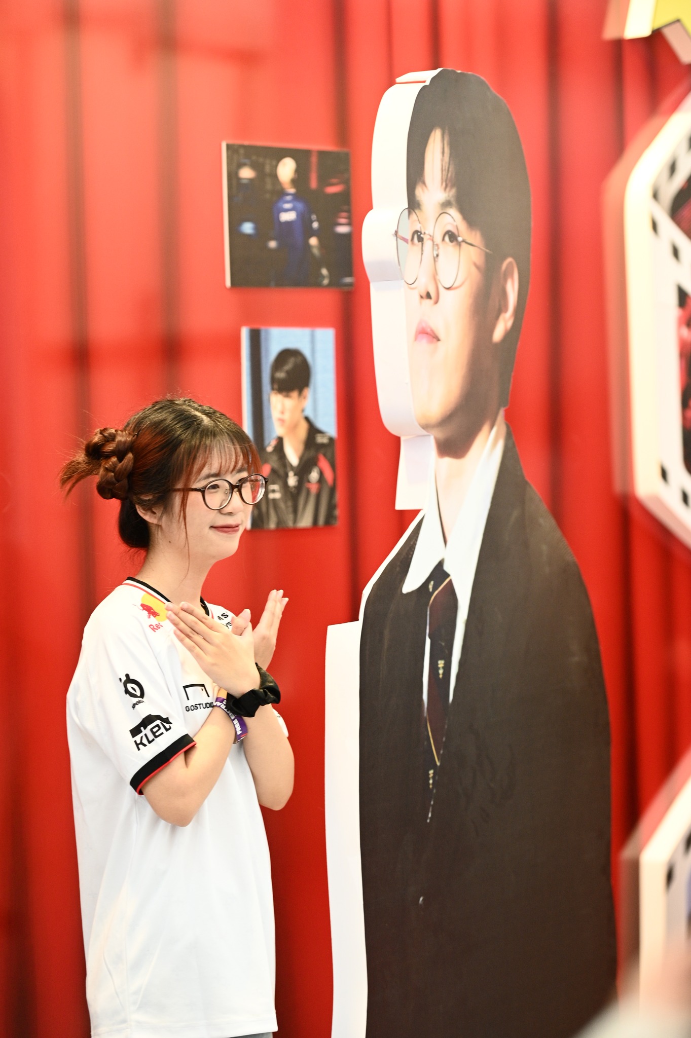 G&aacute;i xinh "T&ecirc; Con" chiếm s&oacute;ng sự kiện T1 đến Việt Nam: C&oacute; cả fan nữ mặc v&aacute;y cưới đu idol- Ảnh 14.