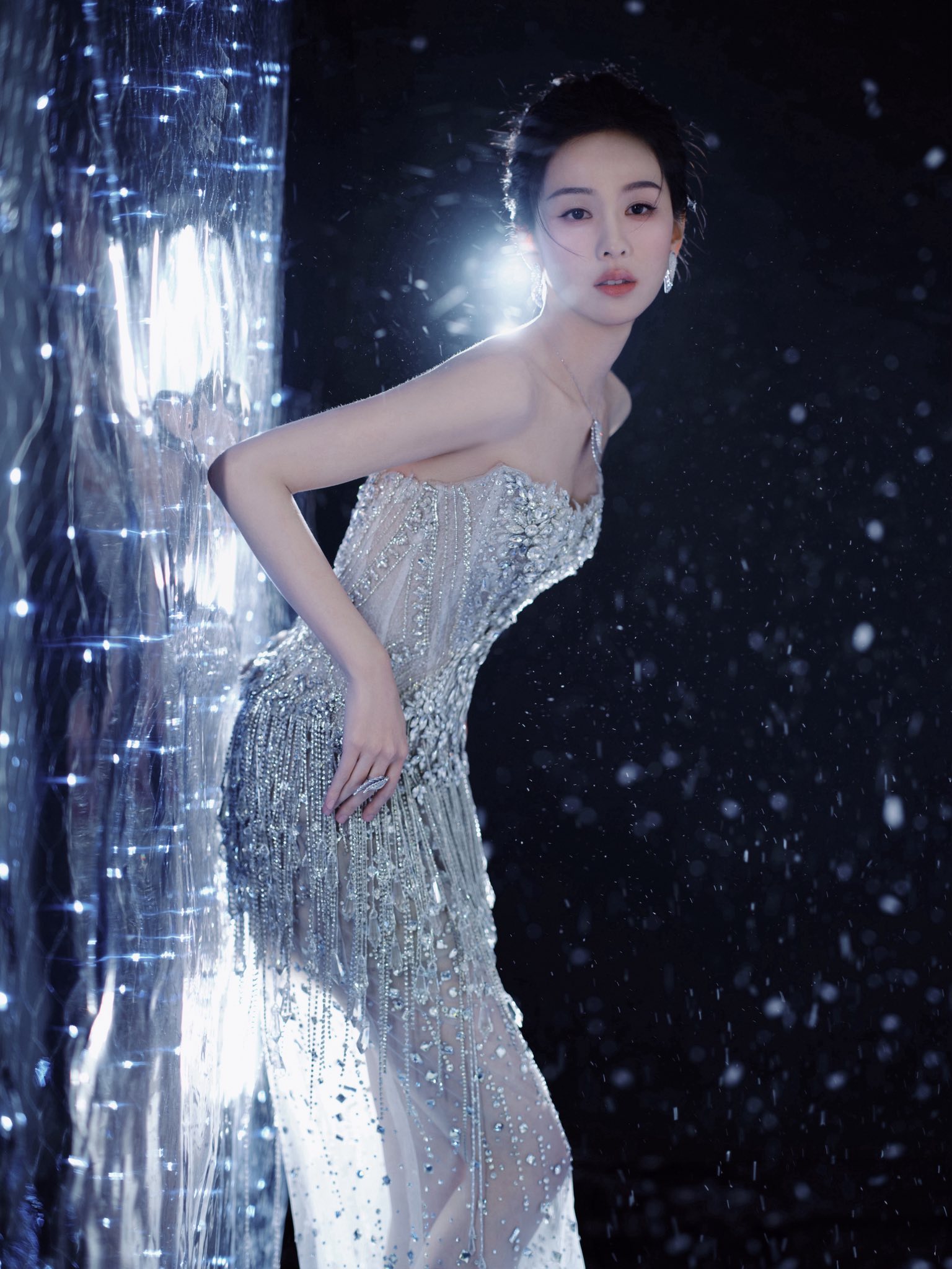 Nữ thần sắc đẹp đang viral khắp Trung Quốc: Diện đồ của NTK Việt, nhan sắc vạn vật đều thua- Ảnh 2.