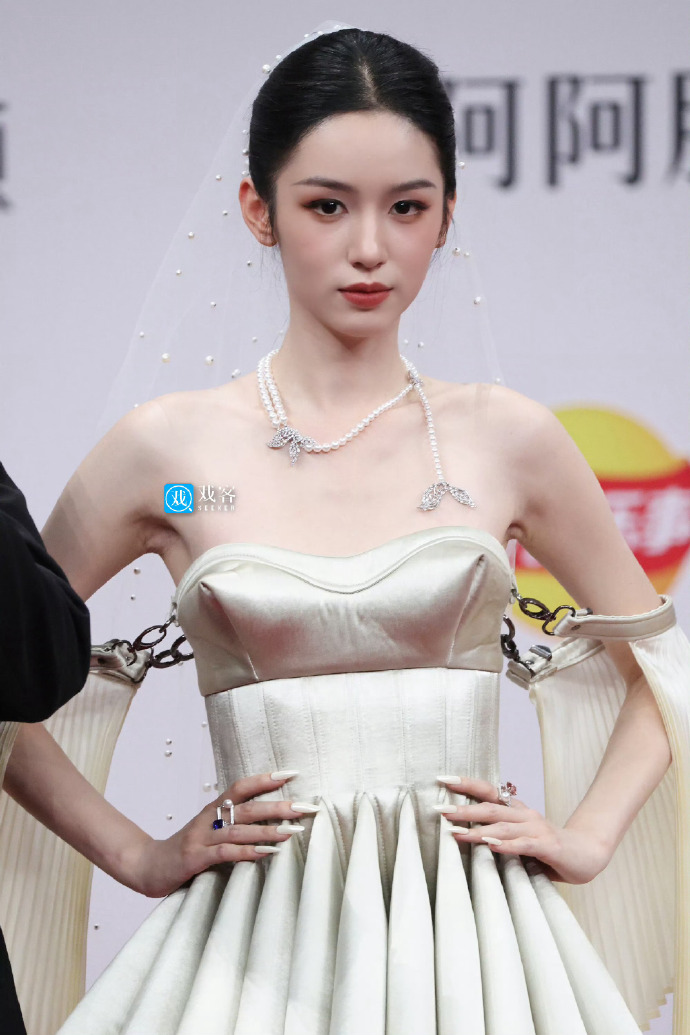 G&aacute;i đẹp Cbiz đều ở đ&acirc;y: Triệu Lộ Tư hở bạo so đọ Bạch Lộc, mỹ nữ diện đồ brand Việt 