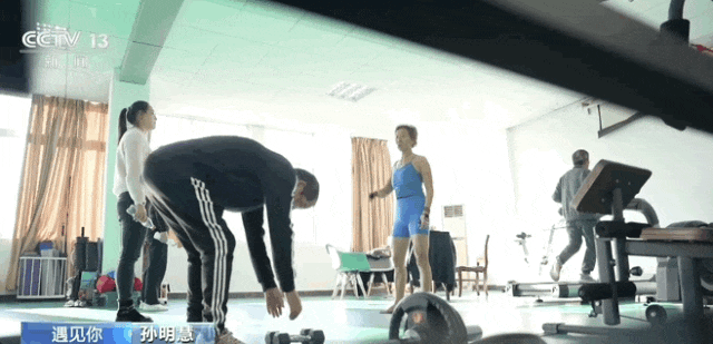 Sau 4 năm tập tạ, v&oacute;c d&aacute;ng khiến người trẻ cũng phải nh&igrave;n, cụ b&agrave; 71 tuổi đ&atilde; sống cuộc đời m&agrave; nhiều phụ nữ mơ ước khi về gi&agrave;- Ảnh 5.