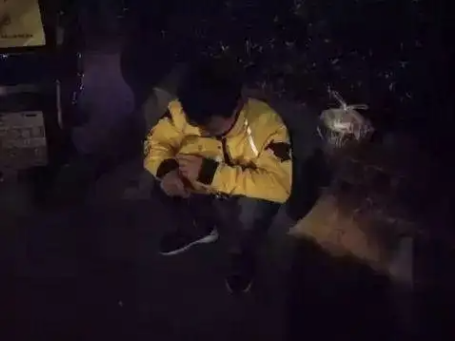 1h s&aacute;ng, nam shipper kh&oacute;c nấc b&ecirc;n vệ đường: Đằng sau đơn h&agrave;ng đồ ăn bị giao trễ l&agrave; điều kh&ocirc;ng ai ngờ tới- Ảnh 1.