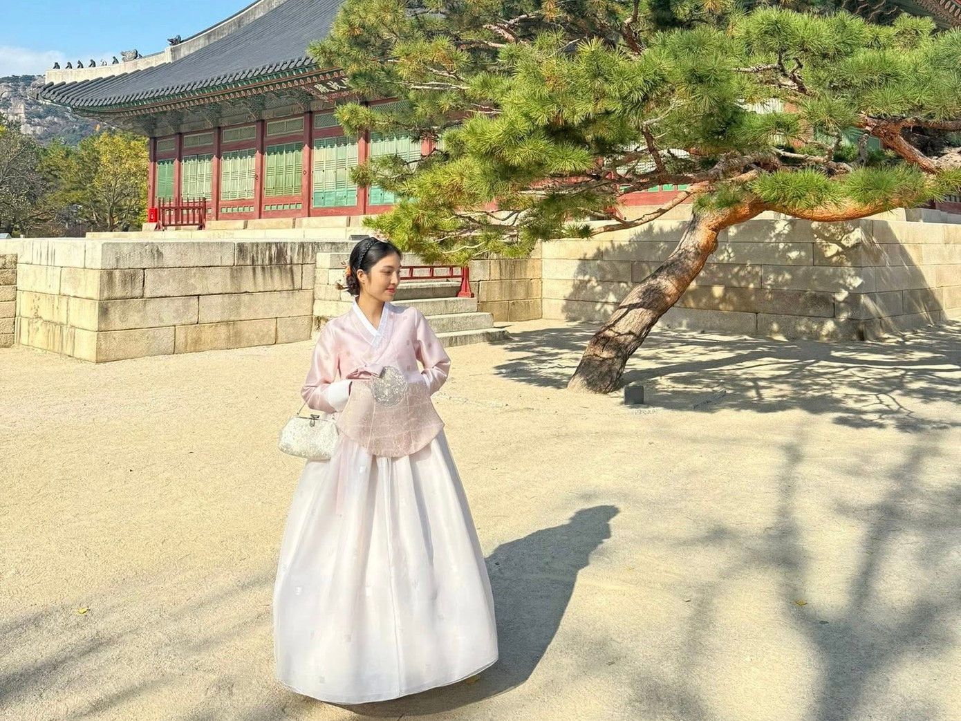 Giới trẻ theo đuổi xu hướng vừa l&agrave;m, vừa du lịch- Ảnh 1.