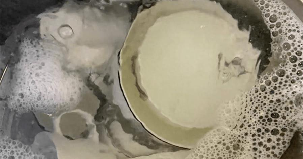 Rửa b&aacute;t kiểu n&agrave;y chẳng kh&aacute;c n&agrave;o 