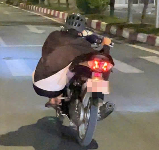 CLIP: Xử phạt thiếu ni&ecirc;n &ldquo;l&agrave;m xiếc&rdquo; khi U22 Việt Nam đoạt huy chương v&agrave;ng tại SEA Games 33- Ảnh 1.