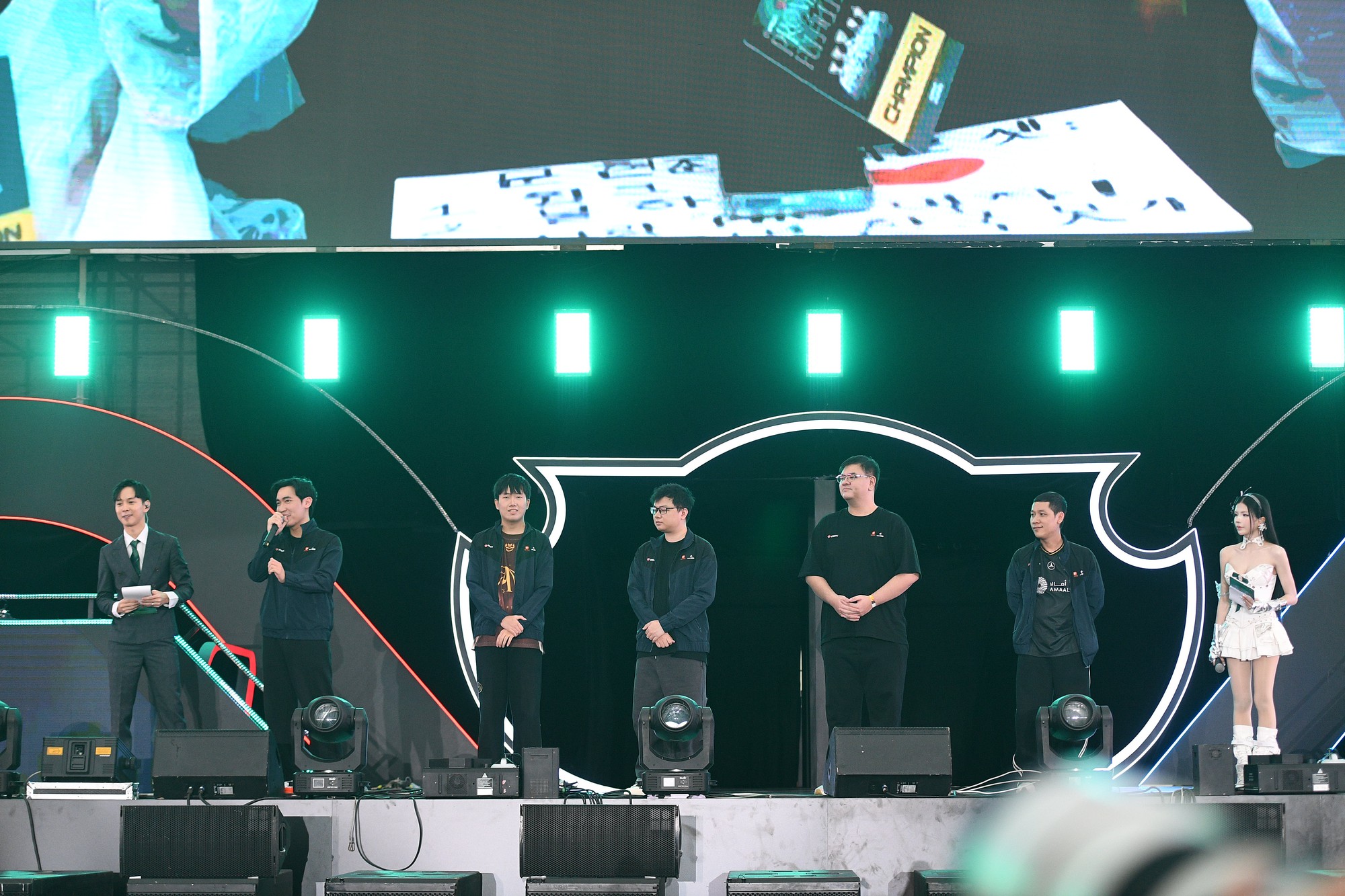 T1 ch&iacute;nh thức xuất hiện tr&ecirc;n s&acirc;n khấu: Faker g&acirc;y sốt với visual "đỉnh của đỉnh", điển trai đến mức đốn tim fan- Ảnh 9.