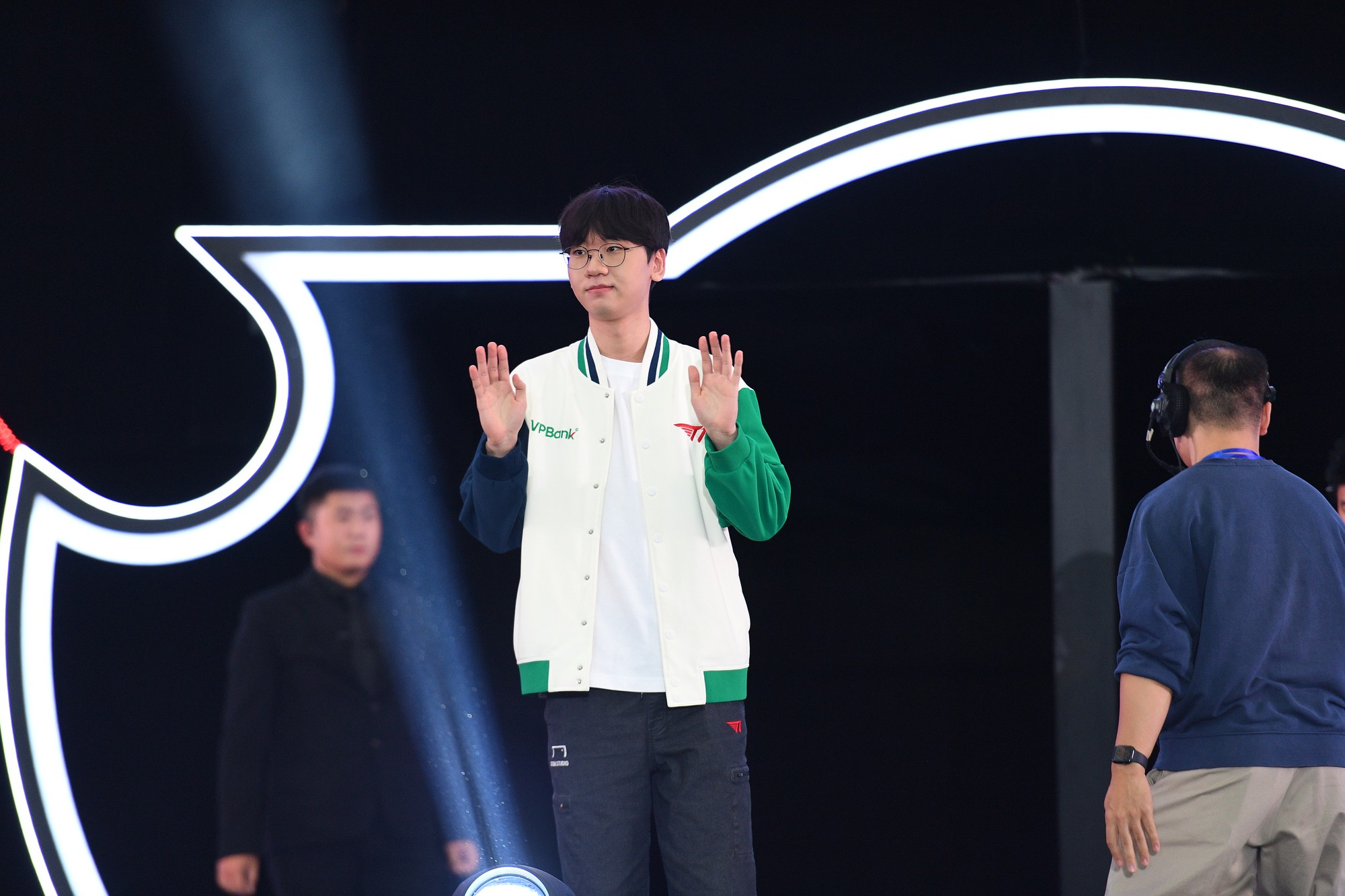 T1 ch&iacute;nh thức xuất hiện tr&ecirc;n s&acirc;n khấu: Faker g&acirc;y sốt với visual "đỉnh của đỉnh", điển trai đến mức đốn tim fan- Ảnh 6.