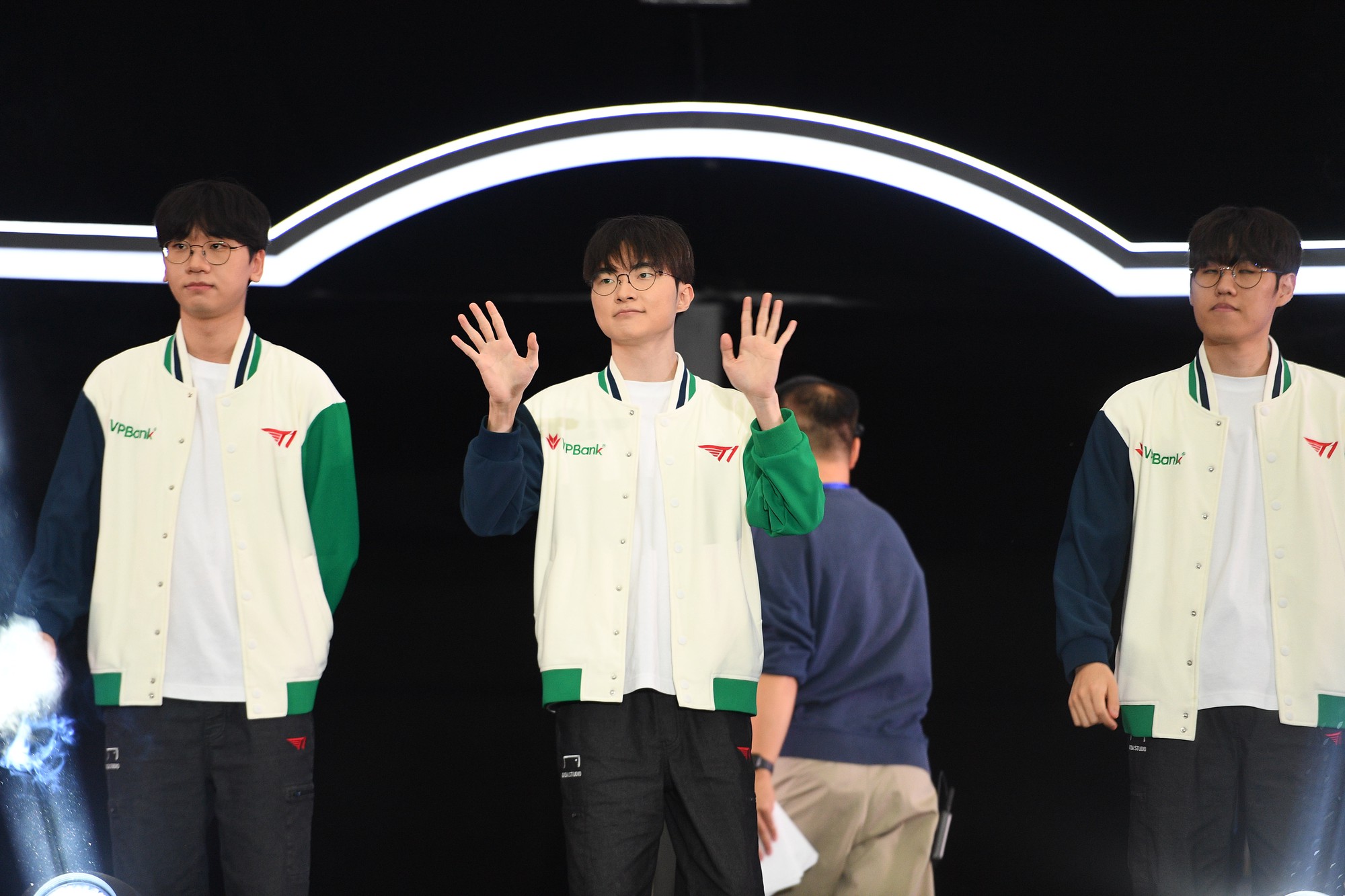 T1 ch&iacute;nh thức xuất hiện tr&ecirc;n s&acirc;n khấu: Faker g&acirc;y sốt với visual "đỉnh của đỉnh", điển trai đến mức đốn tim fan- Ảnh 3.