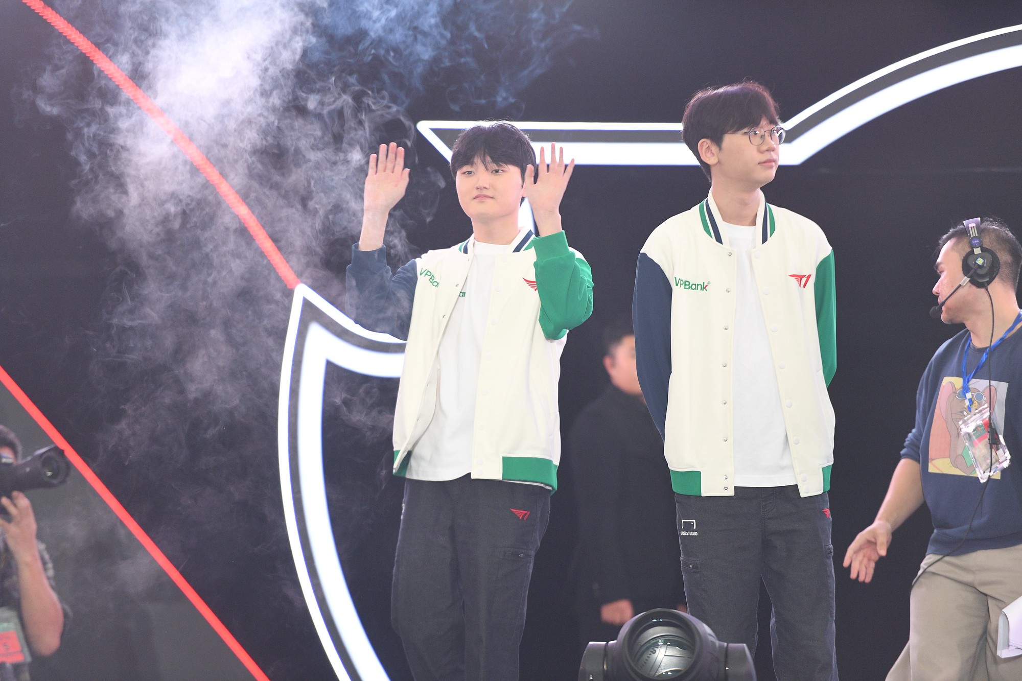 T1 ch&iacute;nh thức xuất hiện tr&ecirc;n s&acirc;n khấu: Faker g&acirc;y sốt với visual "đỉnh của đỉnh", điển trai đến mức đốn tim fan- Ảnh 5.