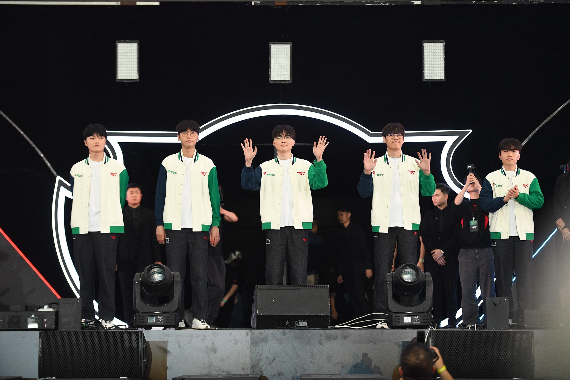 T1 ch&iacute;nh thức xuất hiện tr&ecirc;n s&acirc;n khấu: Faker g&acirc;y sốt với visual "đỉnh của đỉnh", điển trai đến mức đốn tim fan- Ảnh 4.