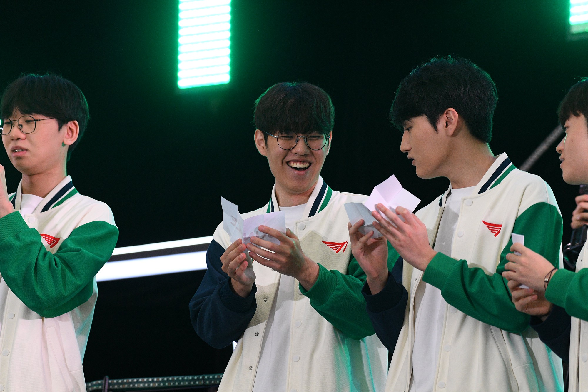 T1 ch&iacute;nh thức xuất hiện tr&ecirc;n s&acirc;n khấu: Faker g&acirc;y sốt với visual "đỉnh của đỉnh", điển trai đến mức đốn tim fan- Ảnh 8.