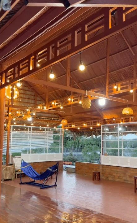 Bỏ phố về qu&ecirc;, vợ chồng miền T&acirc;y biến mảnh đất 3.000m2 kh&ocirc; cằn th&agrave;nh khu vườn được quy hoạch thẳng tắp như 