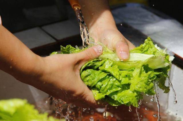 Ng&acirc;m rau c&agrave;ng l&acirc;u c&agrave;ng sạch? Chuy&ecirc;n gia cảnh b&aacute;o: Nhiều gia đ&igrave;nh đang rửa rau sai c&aacute;ch, v&ocirc; t&igrave;nh 