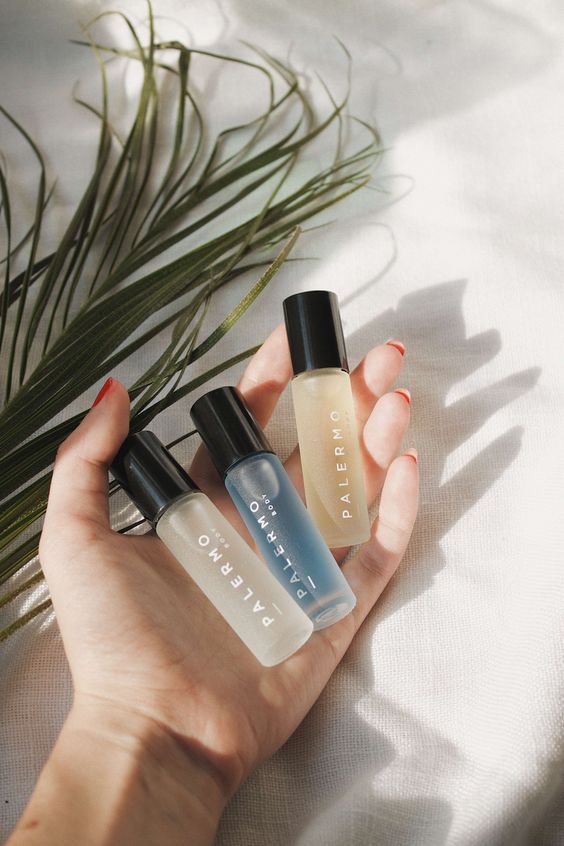 Phụ nữ 40+ n&ecirc;n bỏ 7 m&oacute;n n&agrave;y khỏi t&uacute;i x&aacute;ch - nhiều người đ&atilde; thử v&agrave; bất ngờ v&igrave; kết quả- Ảnh 1.